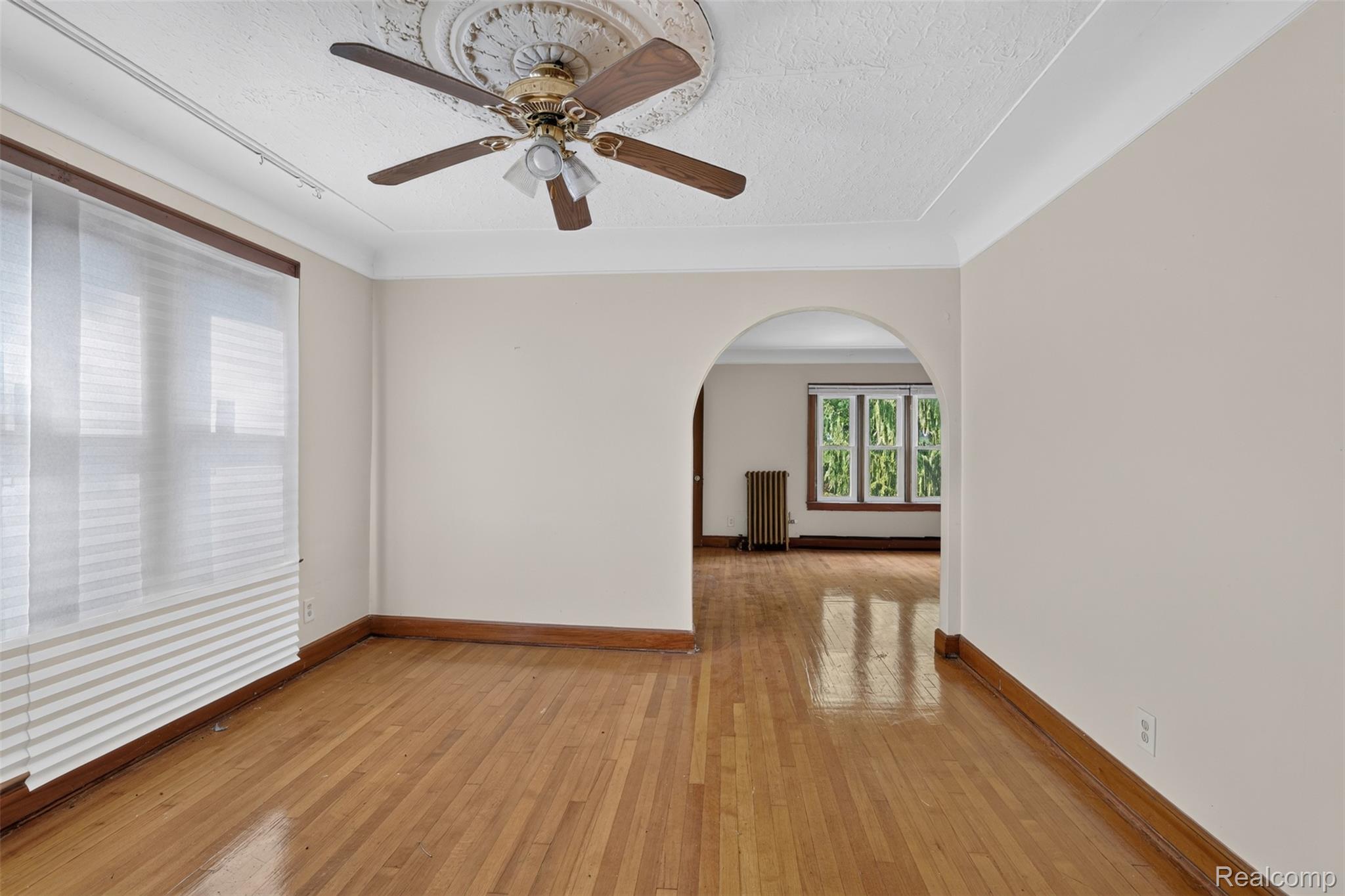 5572 Kensington Avenue Property Photo 6