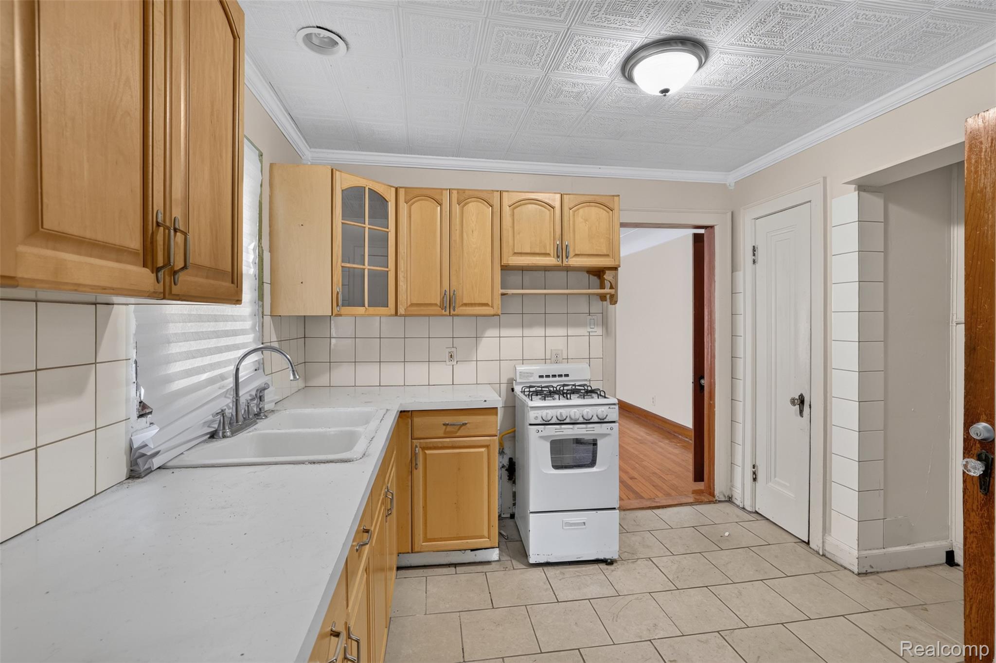 5572 Kensington Avenue Property Photo 7