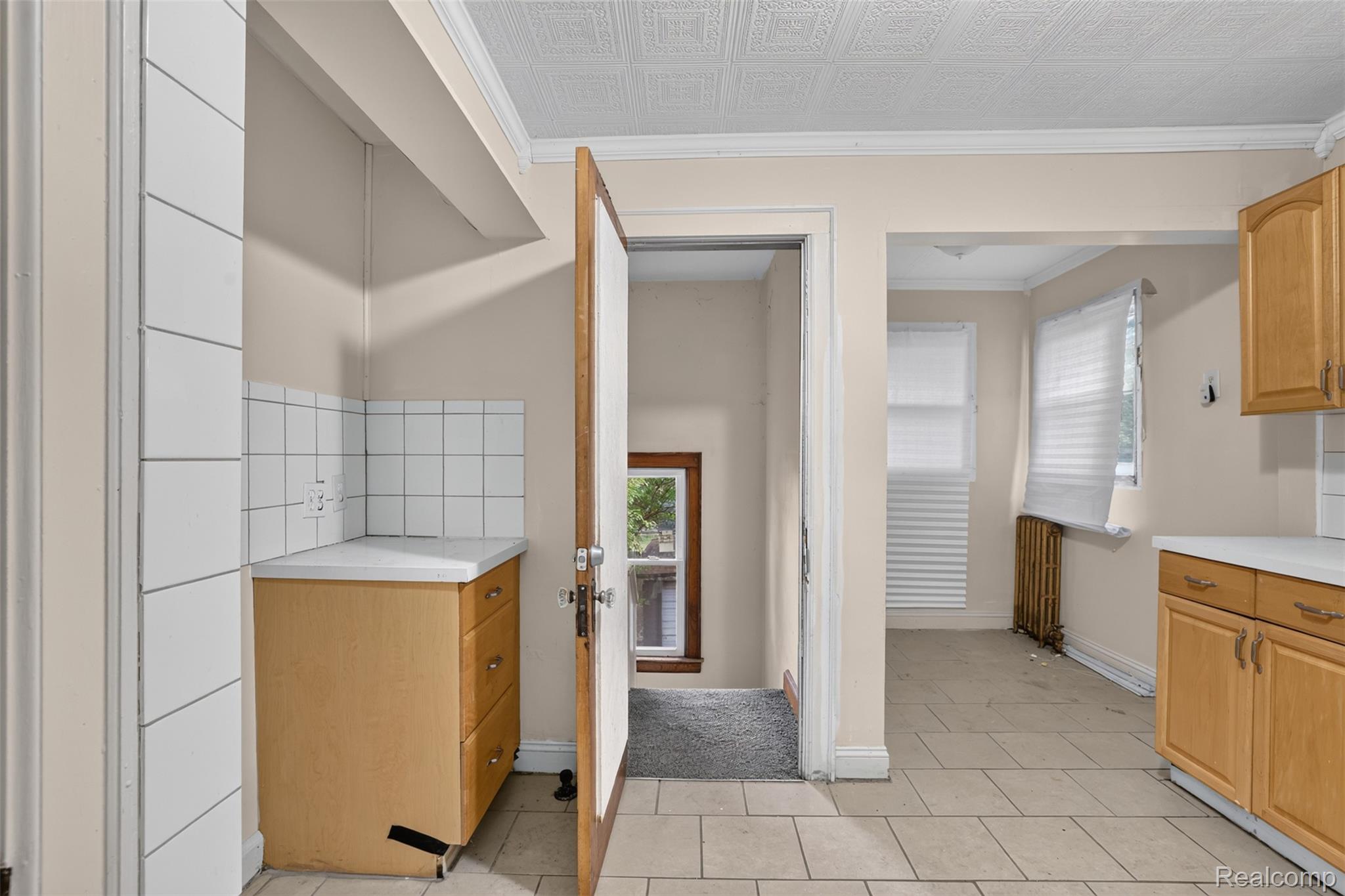 5572 Kensington Avenue Property Photo 8
