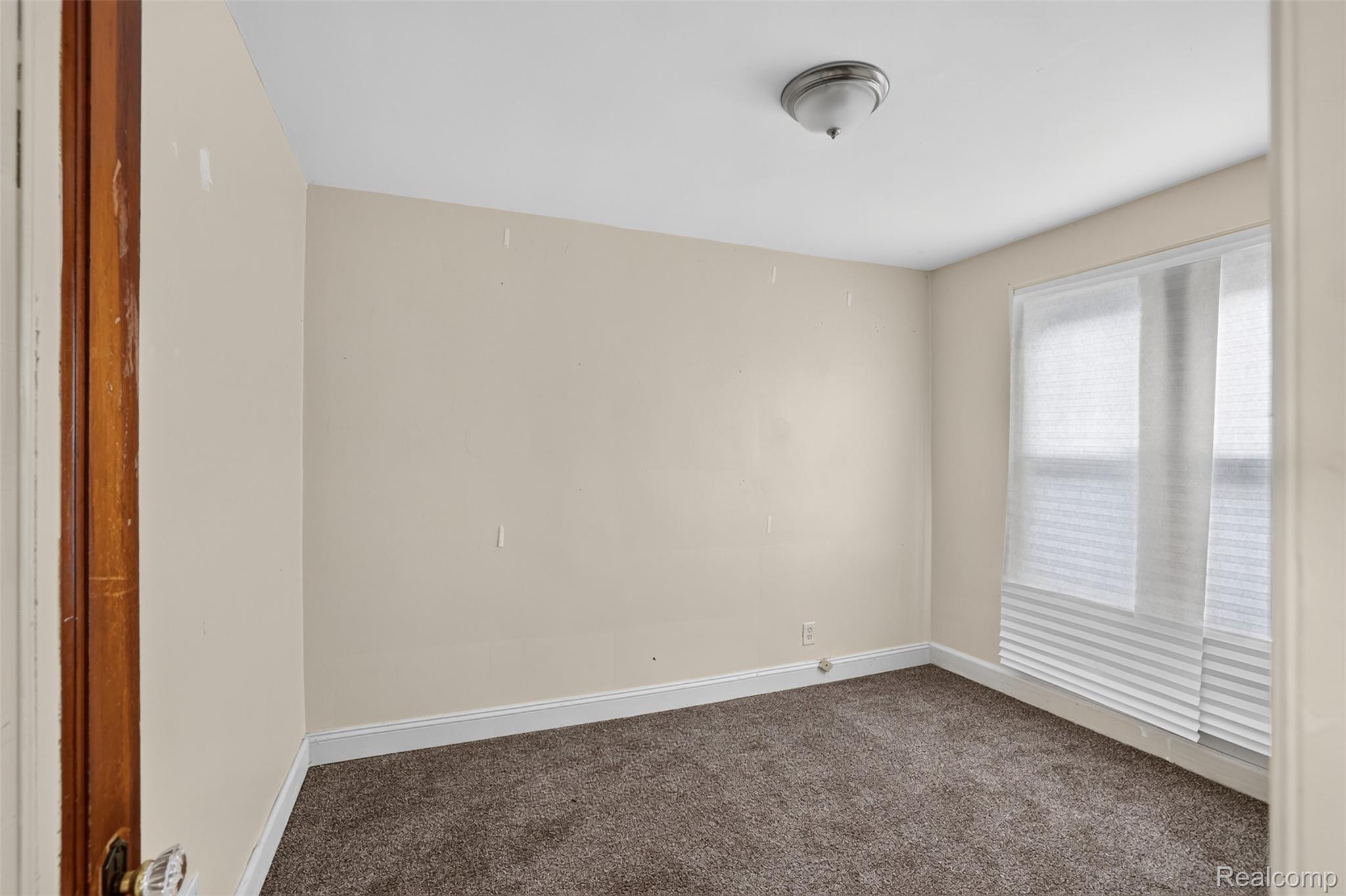 5572 Kensington Avenue Property Photo 9