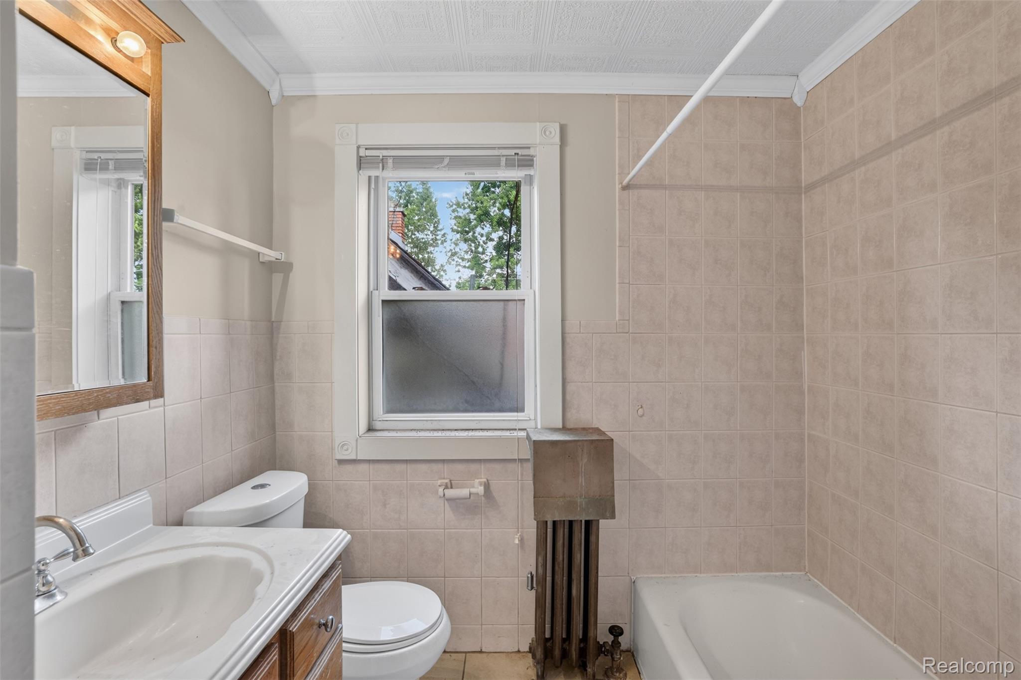 5572 Kensington Avenue Property Photo 12