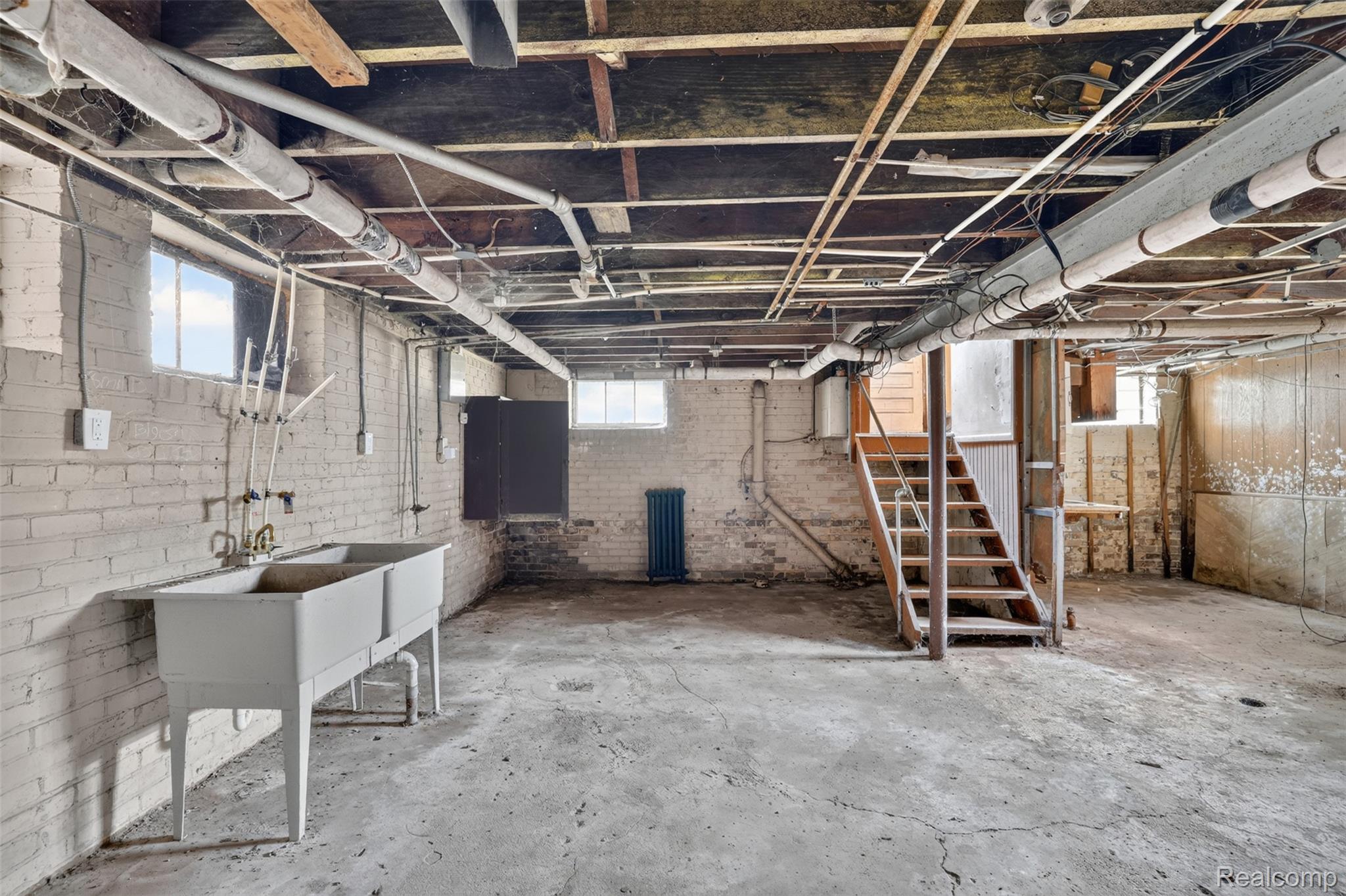 5572 Kensington Avenue Property Photo 17