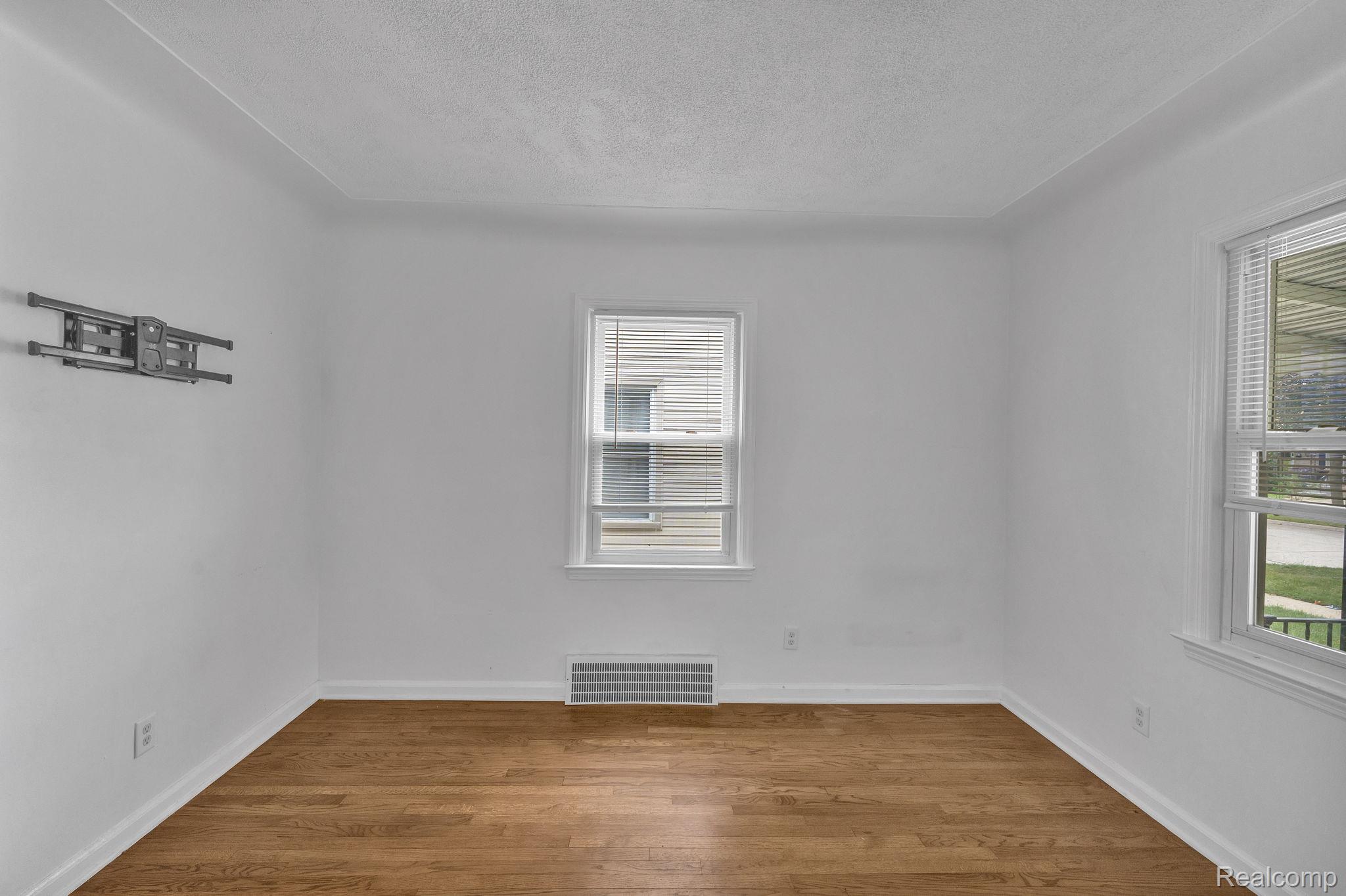24840 New York Street Property Photo 27