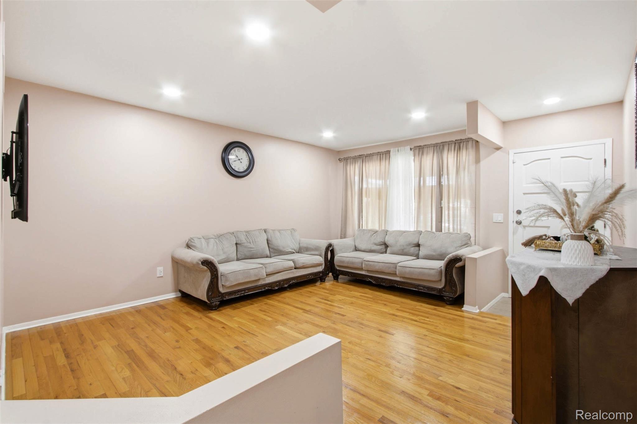 37596 Adrian Drive Property Photo 4