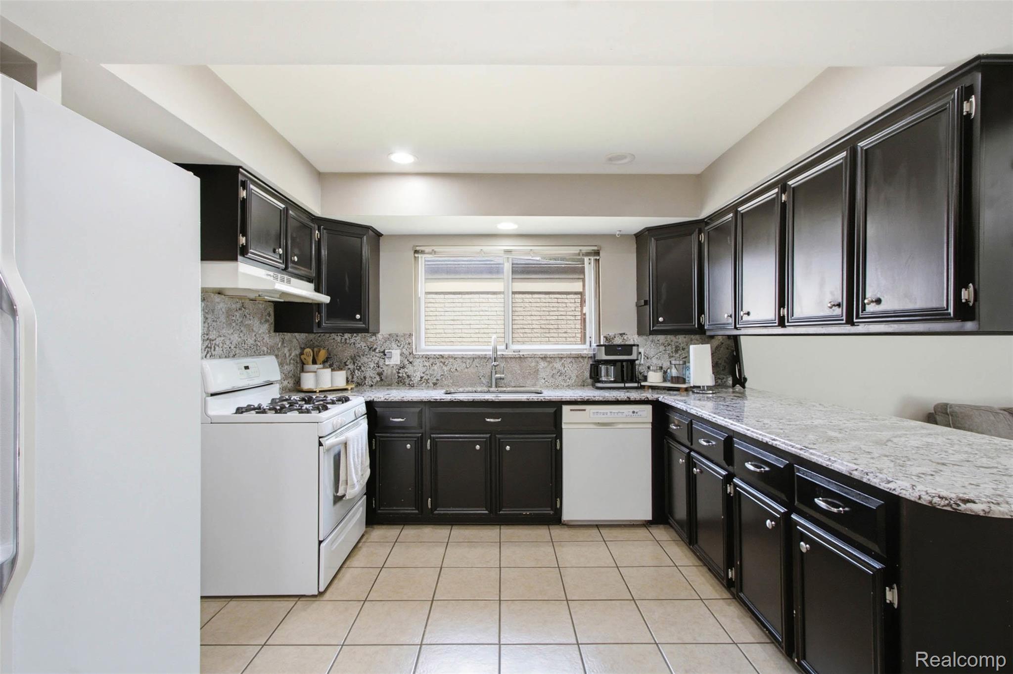 37596 Adrian Drive Property Photo 12
