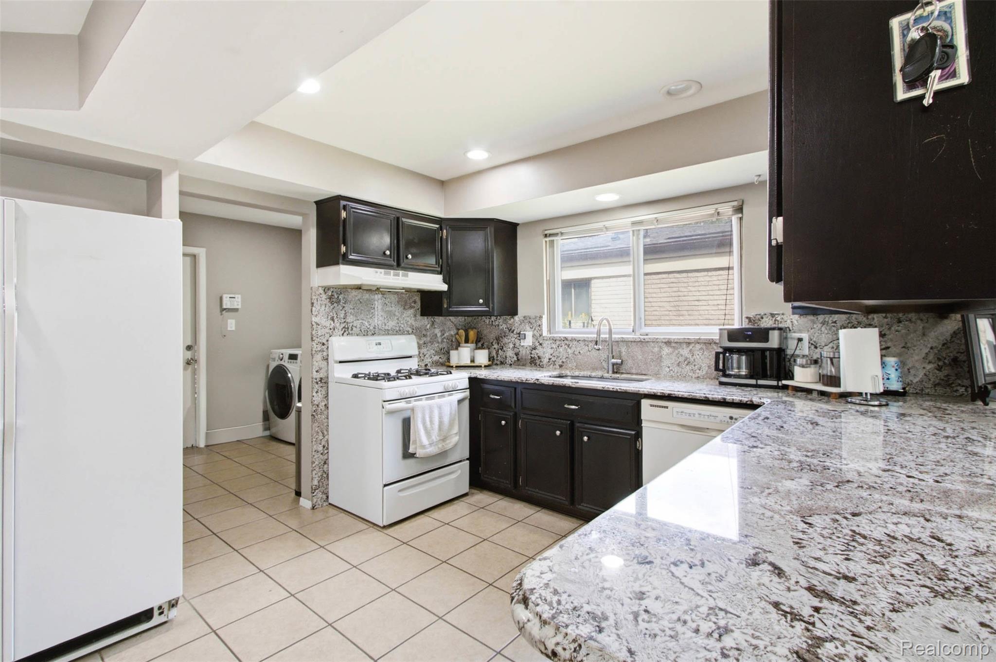 37596 Adrian Drive Property Photo 18