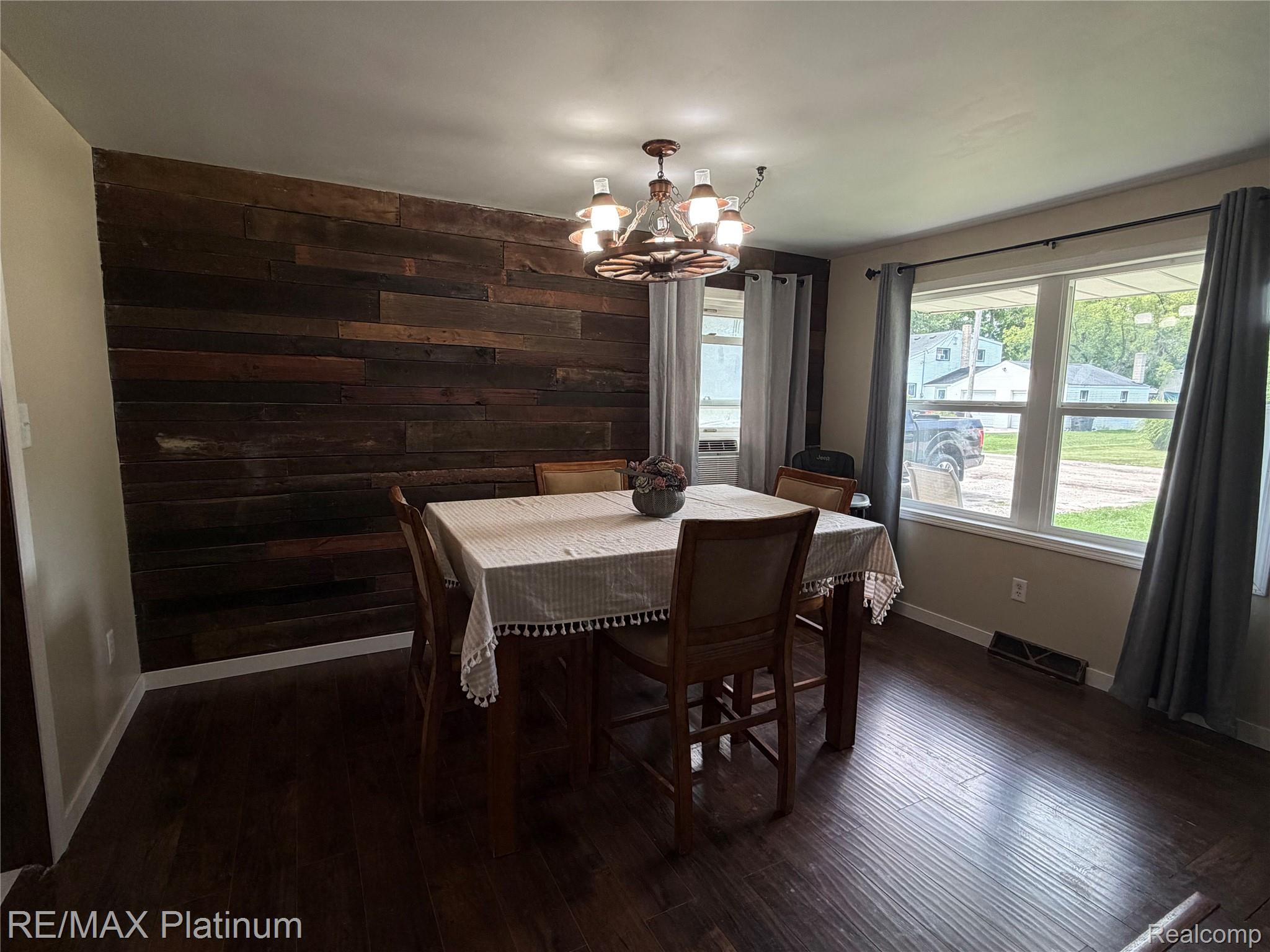6082 Thomas Street Property Photo 3
