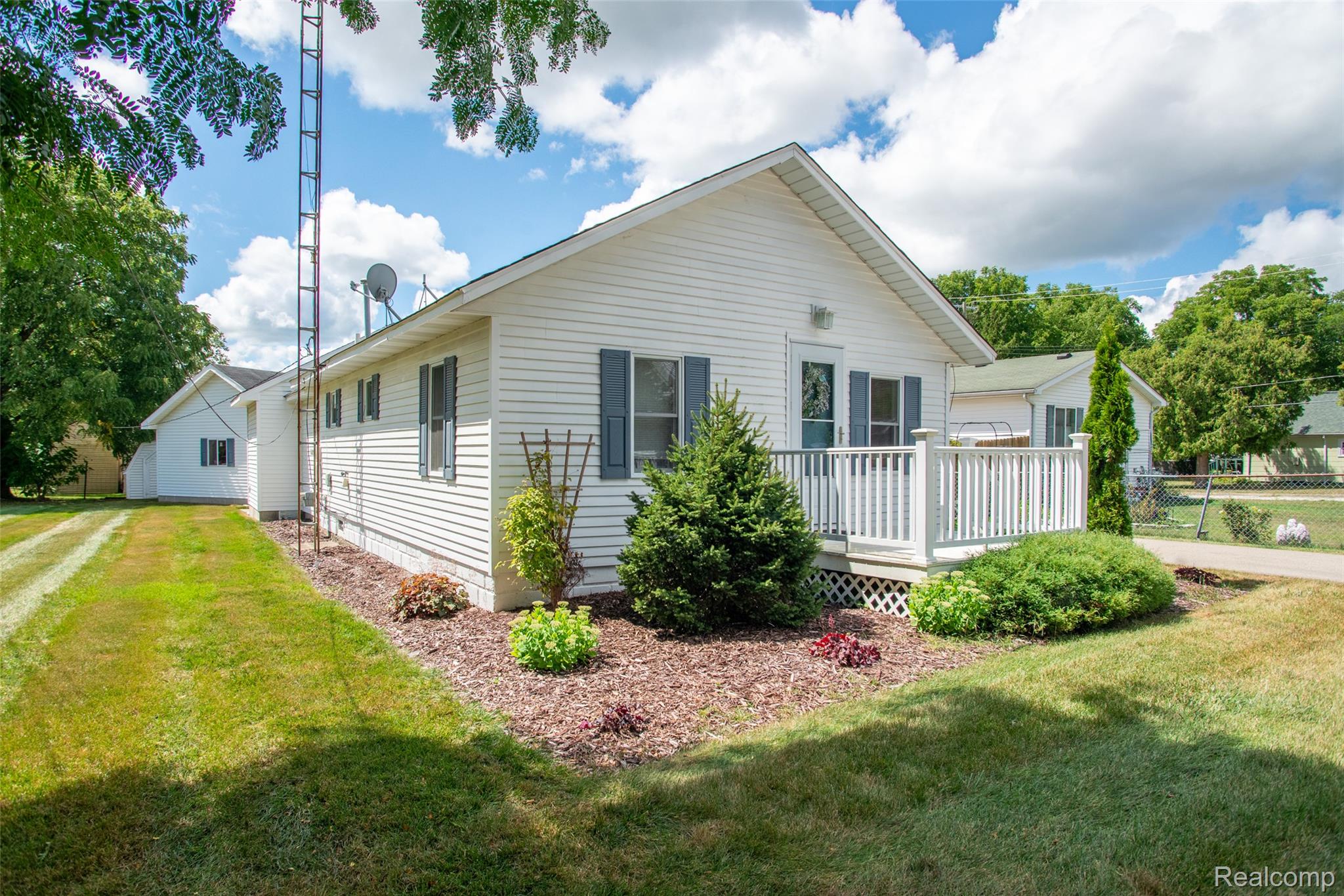 335 Oriole Street Property Photo 1