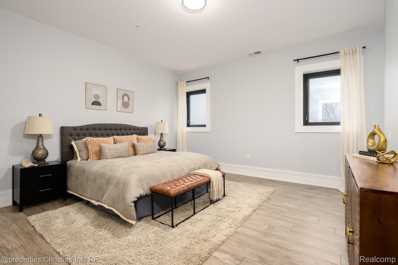 32686 Woodward Avenue E Property Photo 9