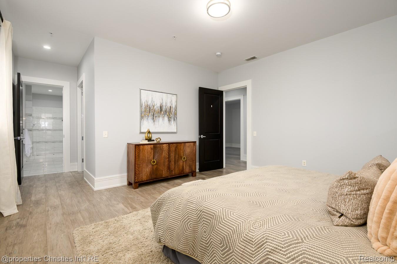 32686 Woodward Avenue E Property Photo 10