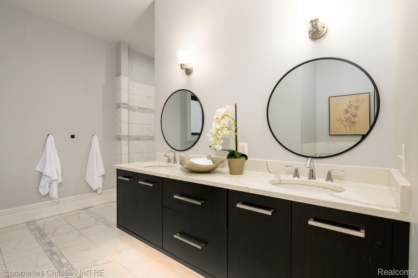 32686 Woodward Avenue E Property Photo 11