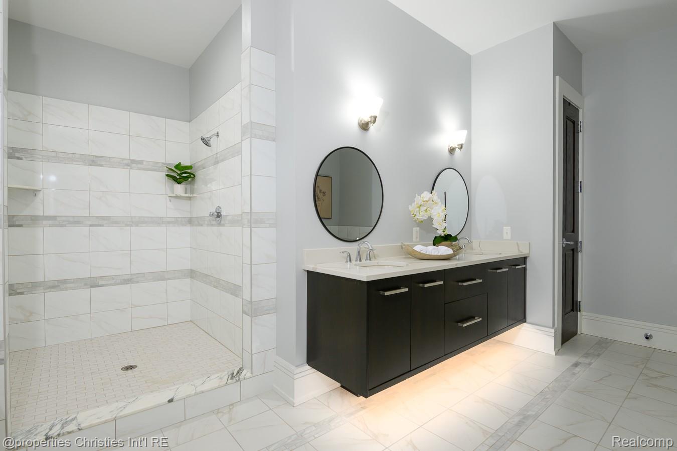 32686 Woodward Avenue E Property Photo 12