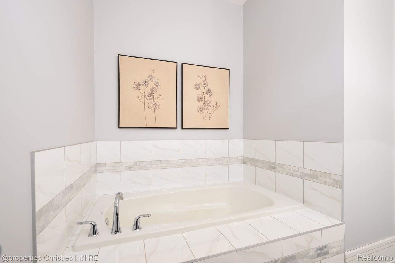 32686 Woodward Avenue E Property Photo 13