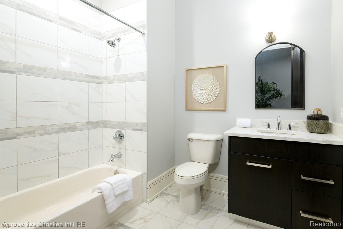 32686 Woodward Avenue E Property Photo 18
