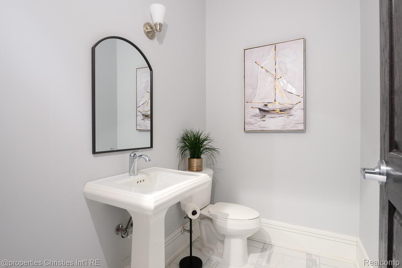 32686 Woodward Avenue E Property Photo 19