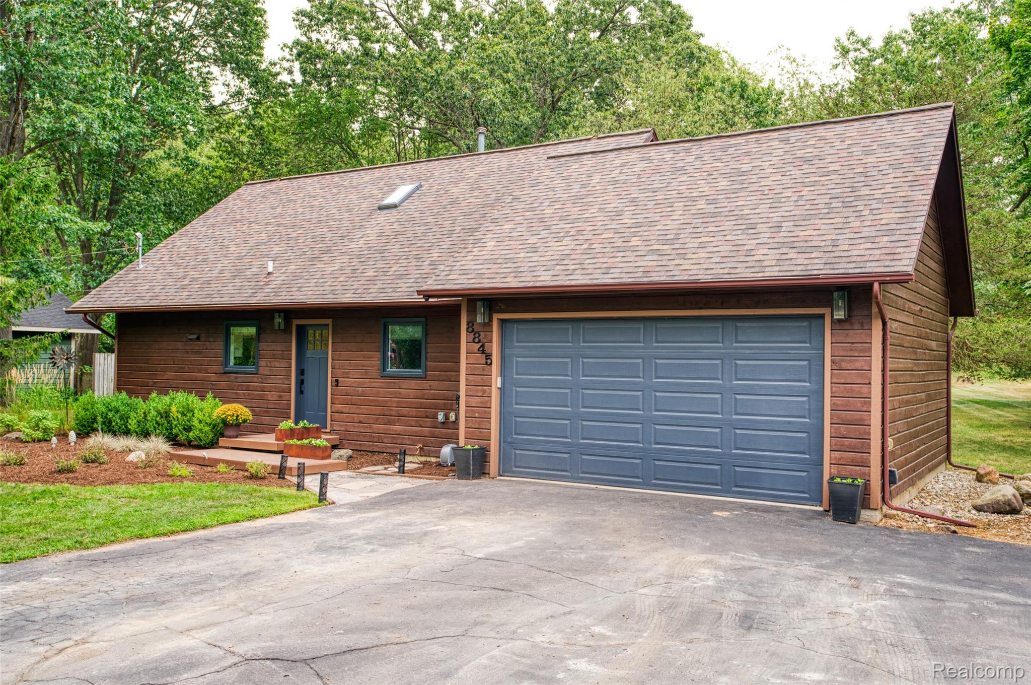 8845 River Valley Road Property Photo 4