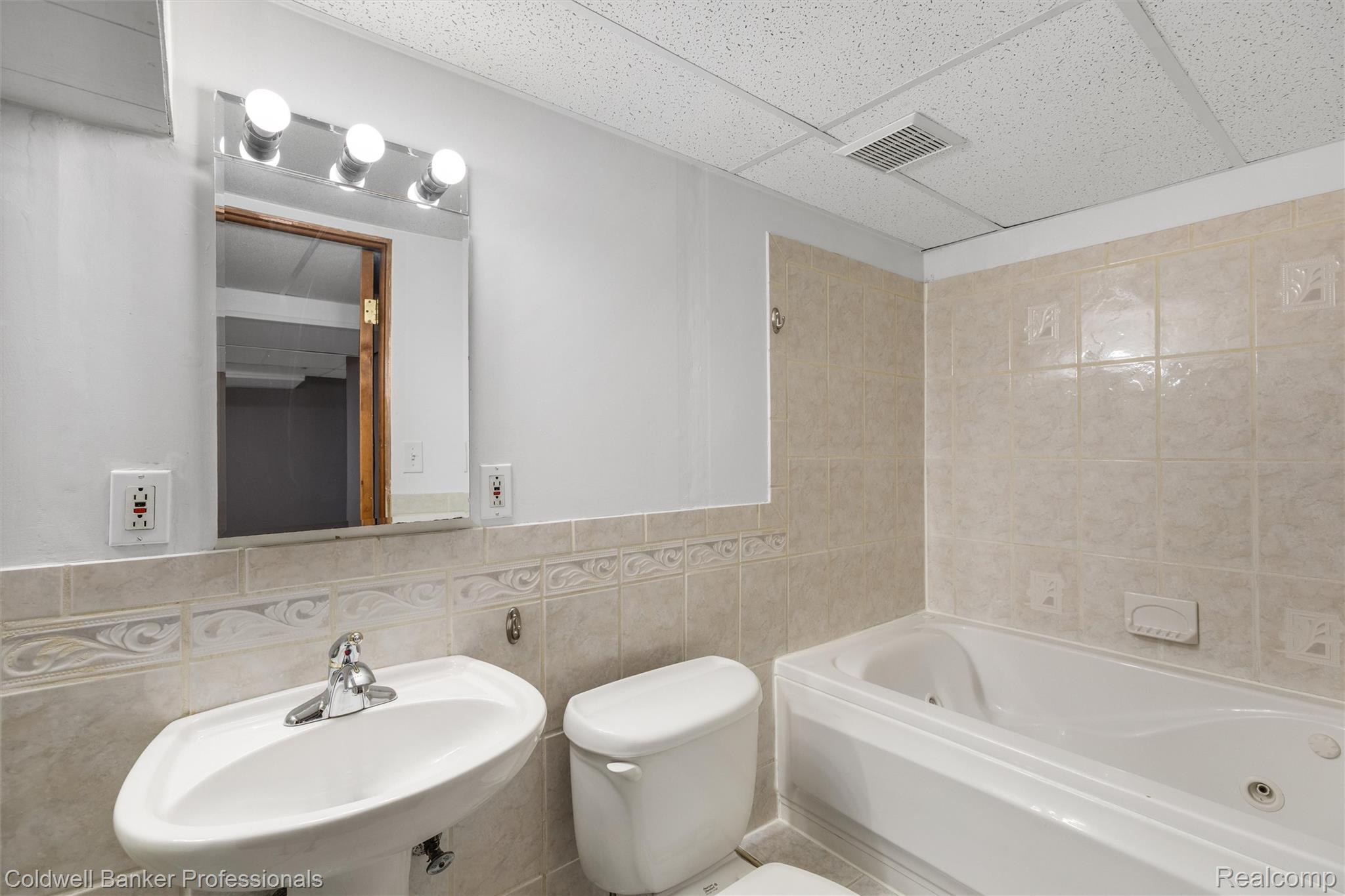 21381 Kipling Street Property Photo 15
