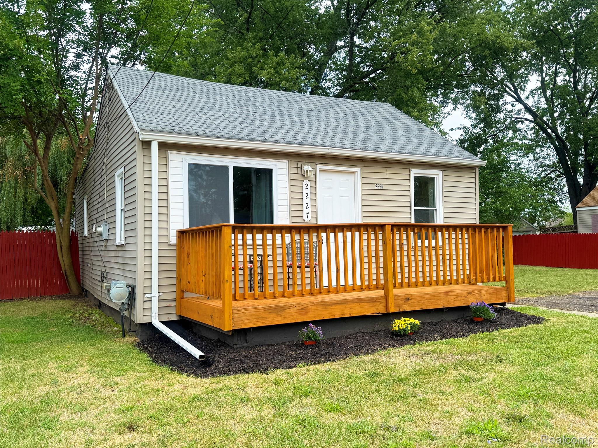 2227 E Boatfield Avenue Property Photo 1