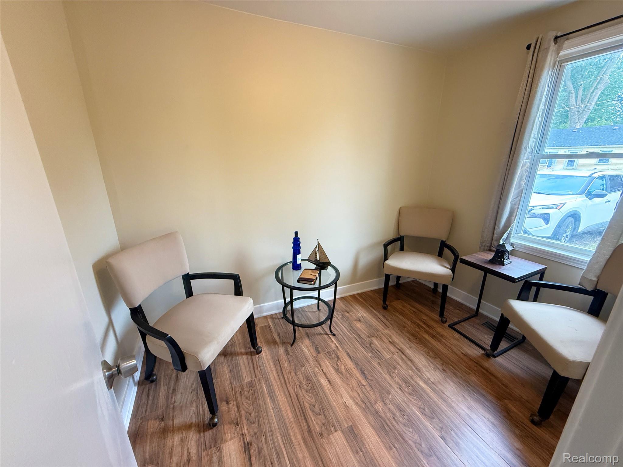 2227 E Boatfield Avenue Property Photo 3