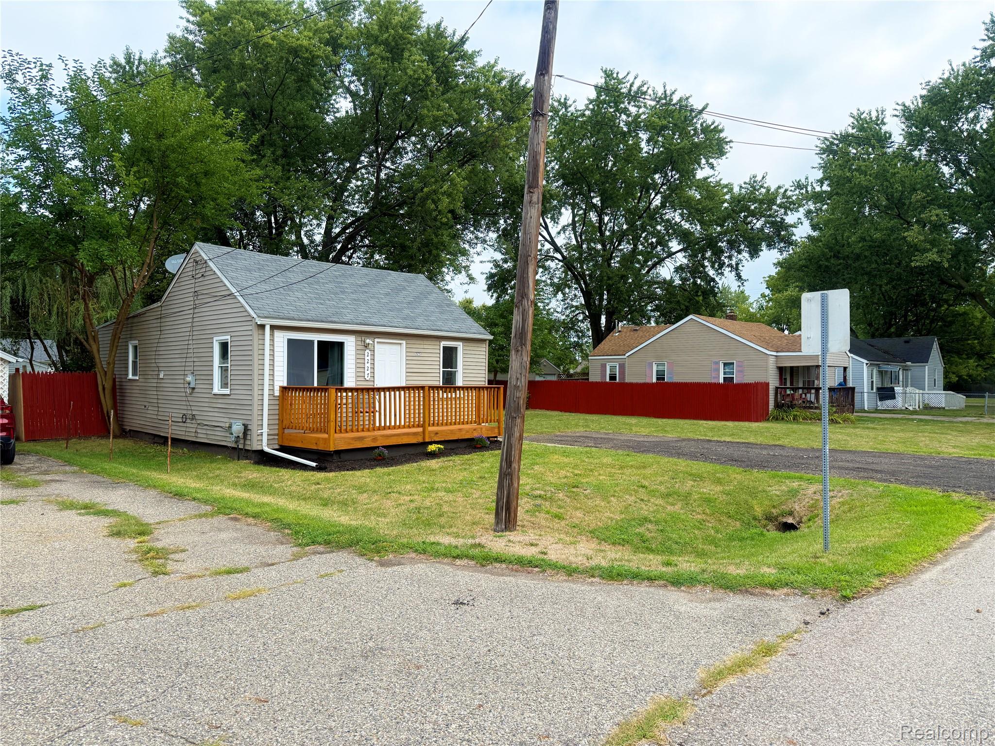 2227 E Boatfield Avenue Property Photo 30