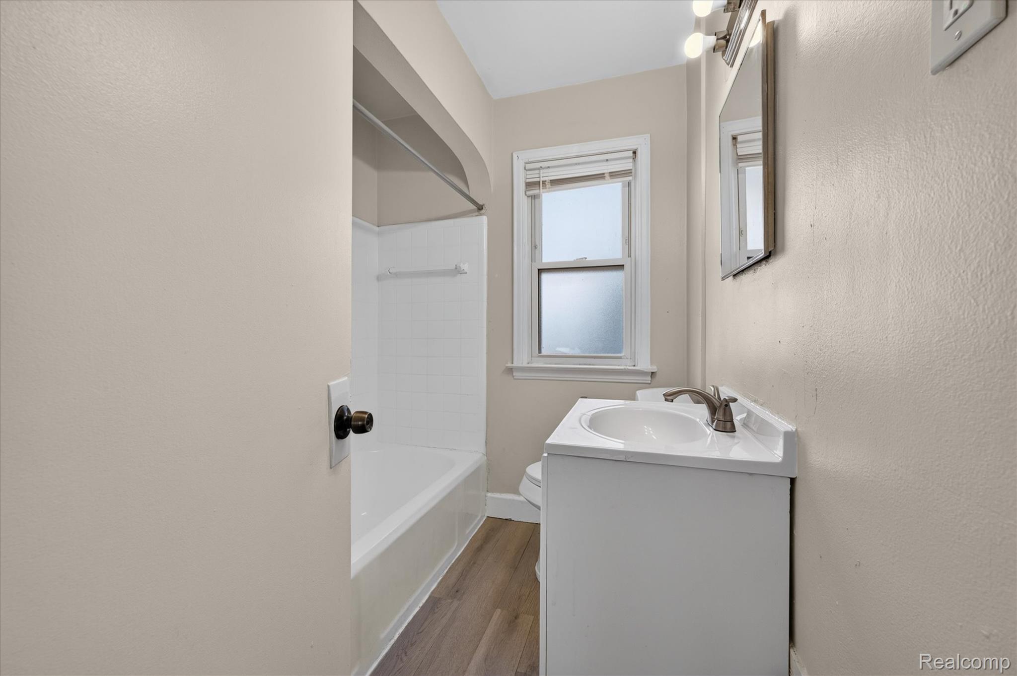 5260 University Place Property Photo 5
