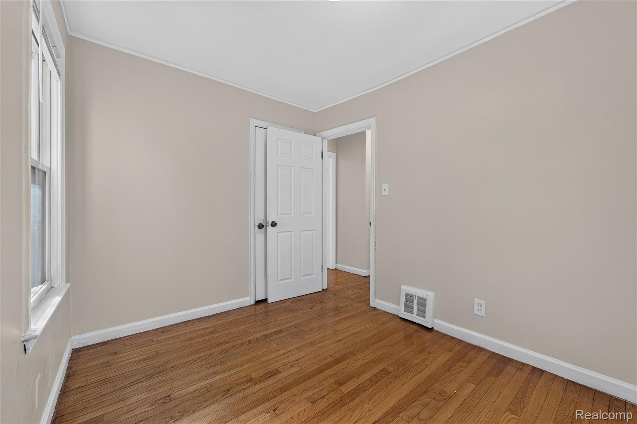 5260 University Place Property Photo 6