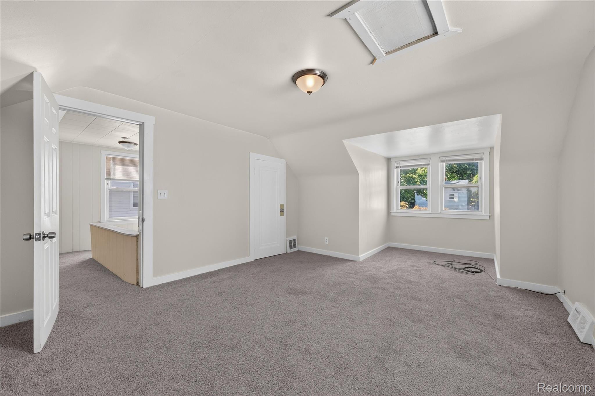 5260 University Place Property Photo 7