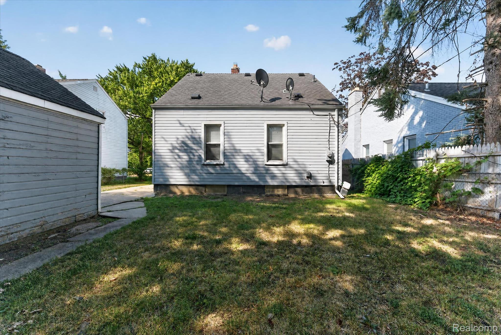 5260 University Place Property Photo 9