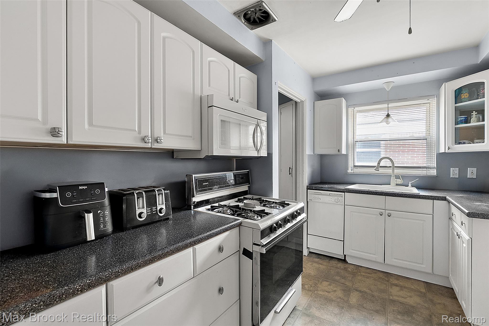 15812 Hanover Avenue Property Photo 9