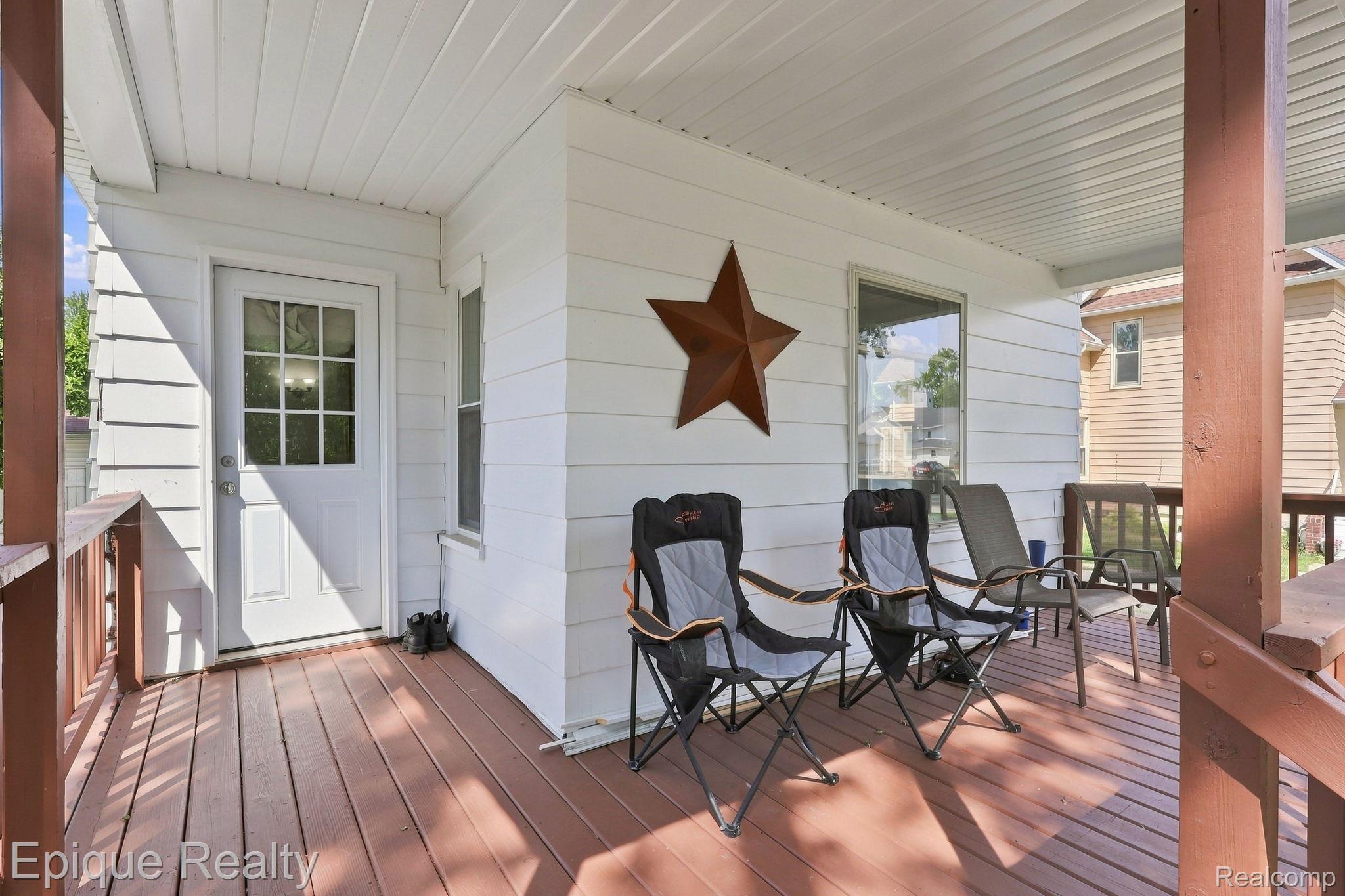 103 N Neeper Street Property Photo 4