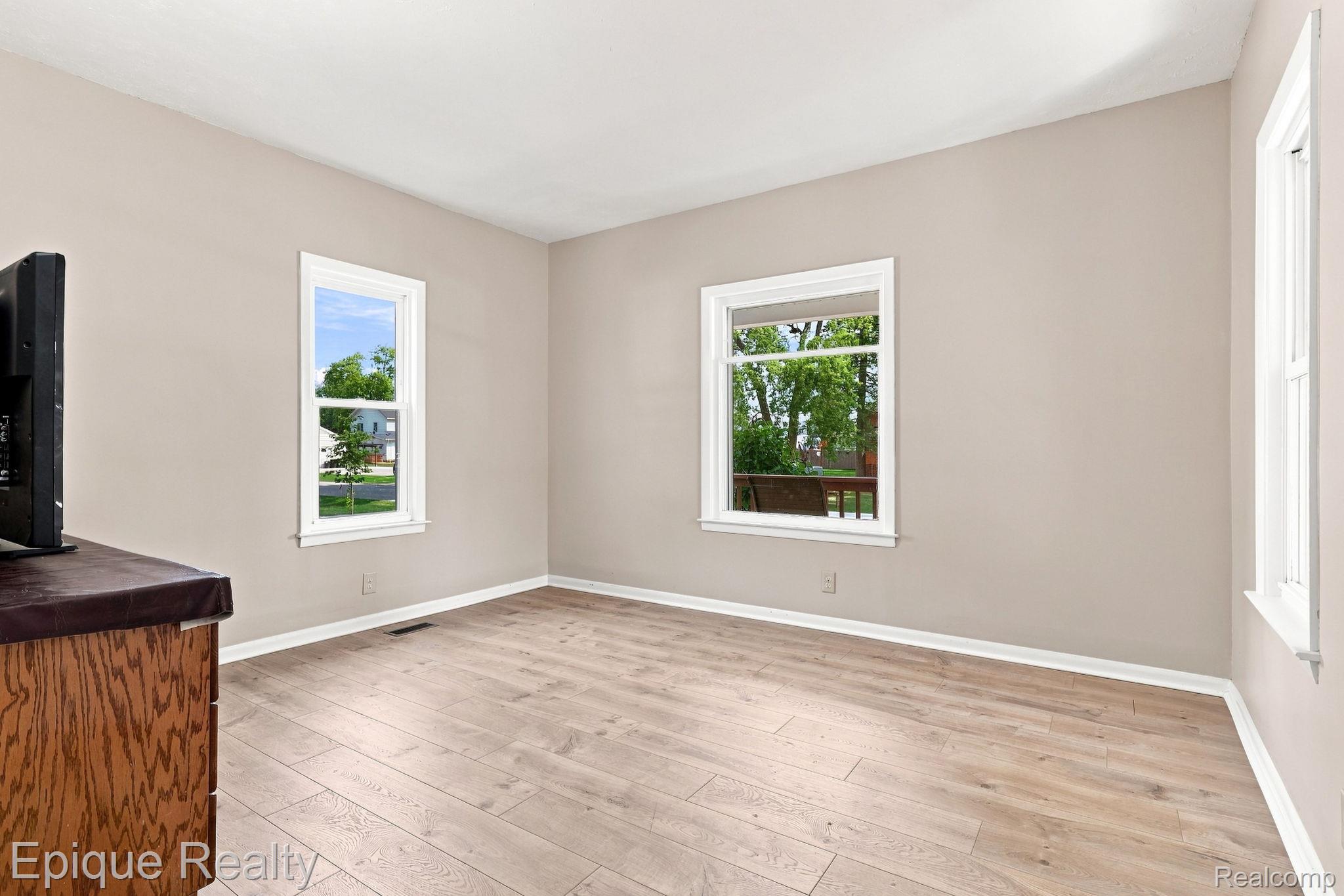103 N Neeper Street Property Photo 6