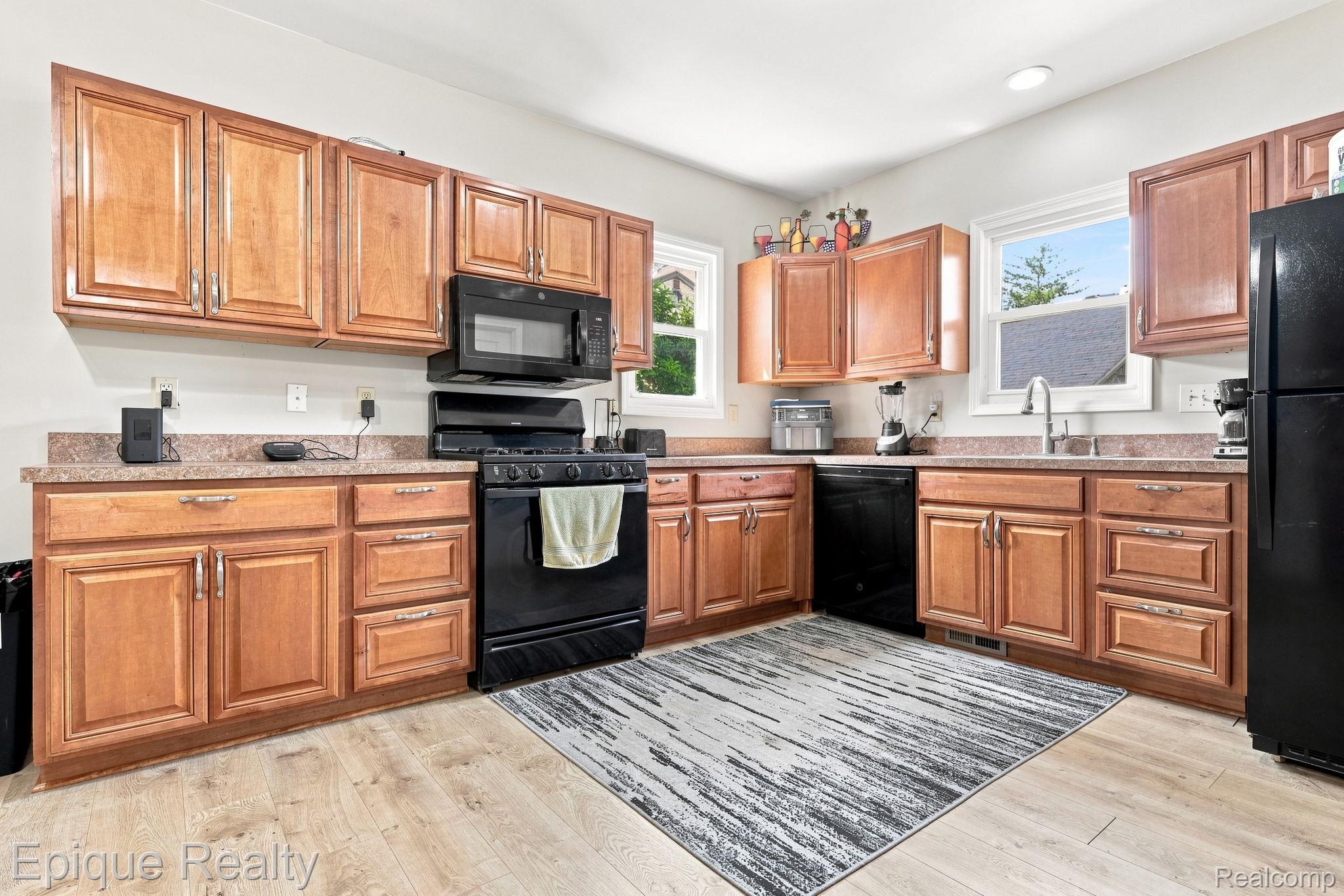 103 N Neeper Street Property Photo 16