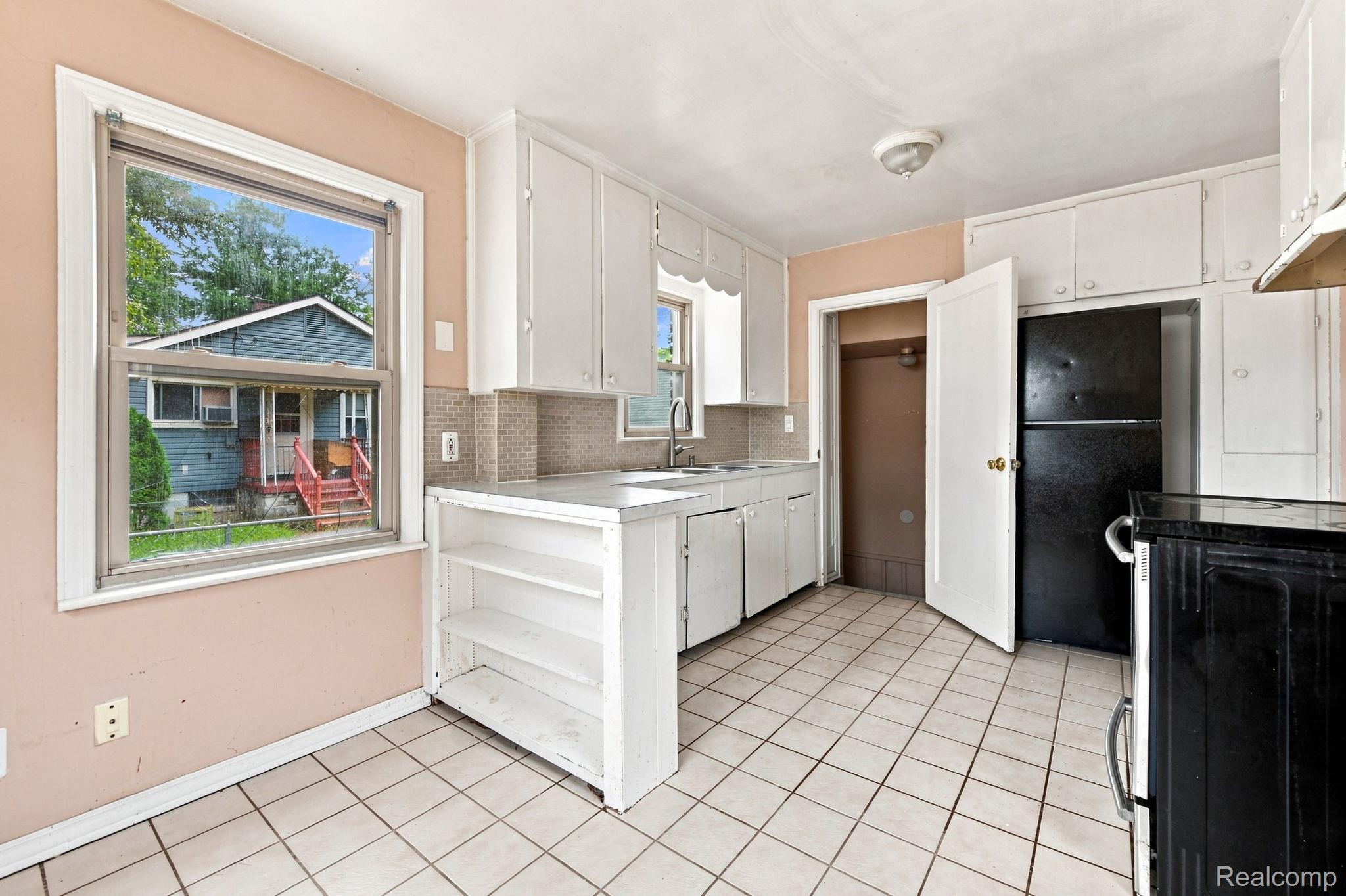 21927 Curie Avenue Property Photo 7