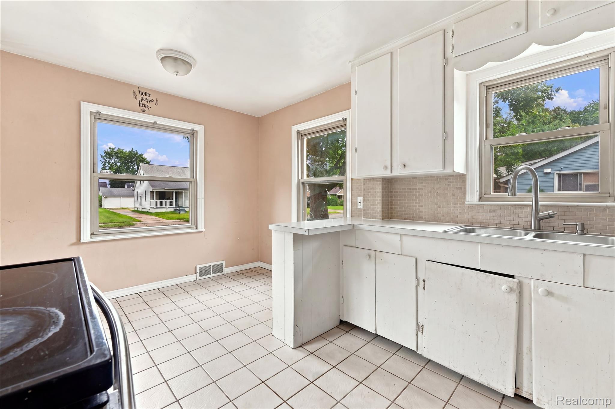 21927 Curie Avenue Property Photo 8