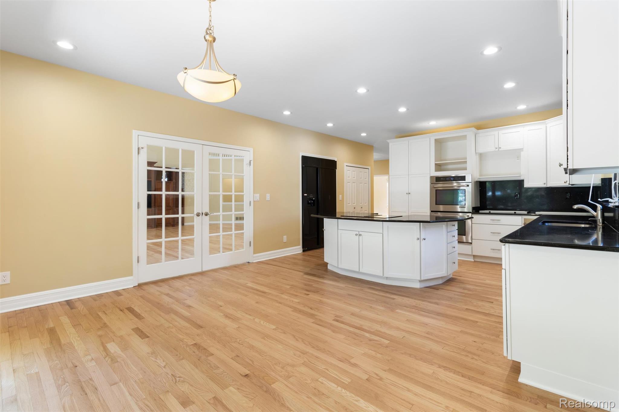 5593 Warrenshire Drive Property Photo 8