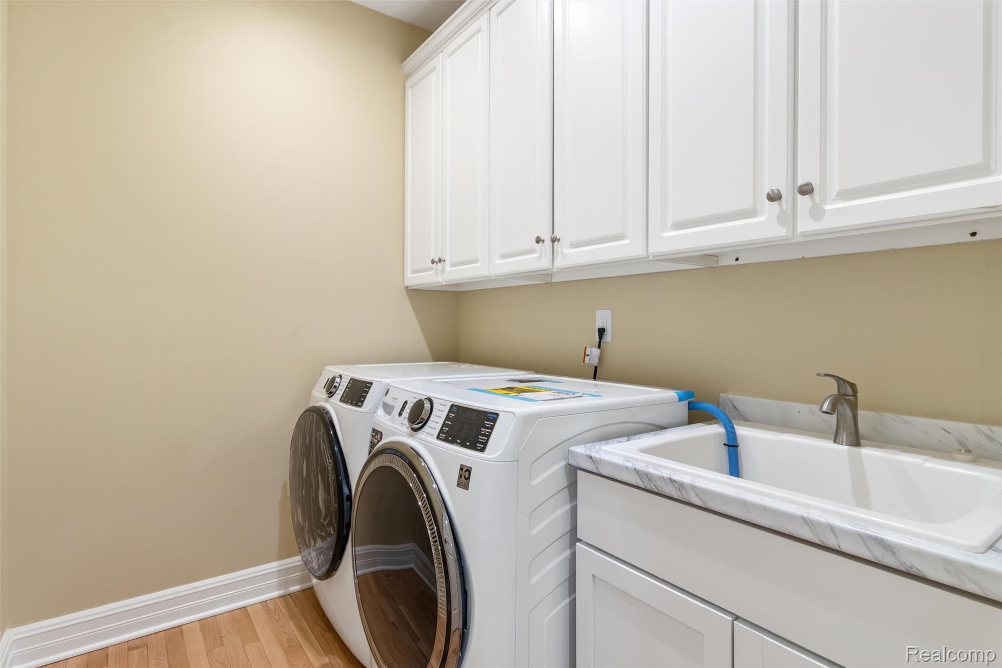 5593 Warrenshire Drive Property Photo 14