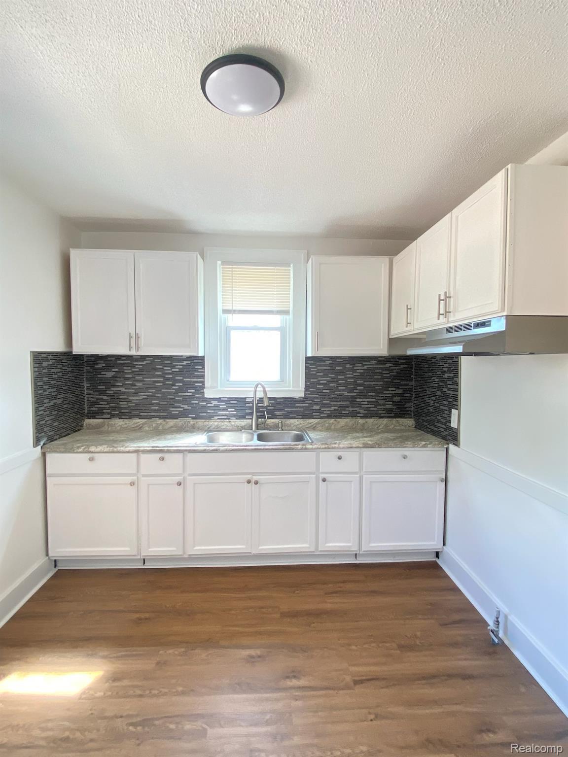 5050 Three Mile Drive Property Photo 6