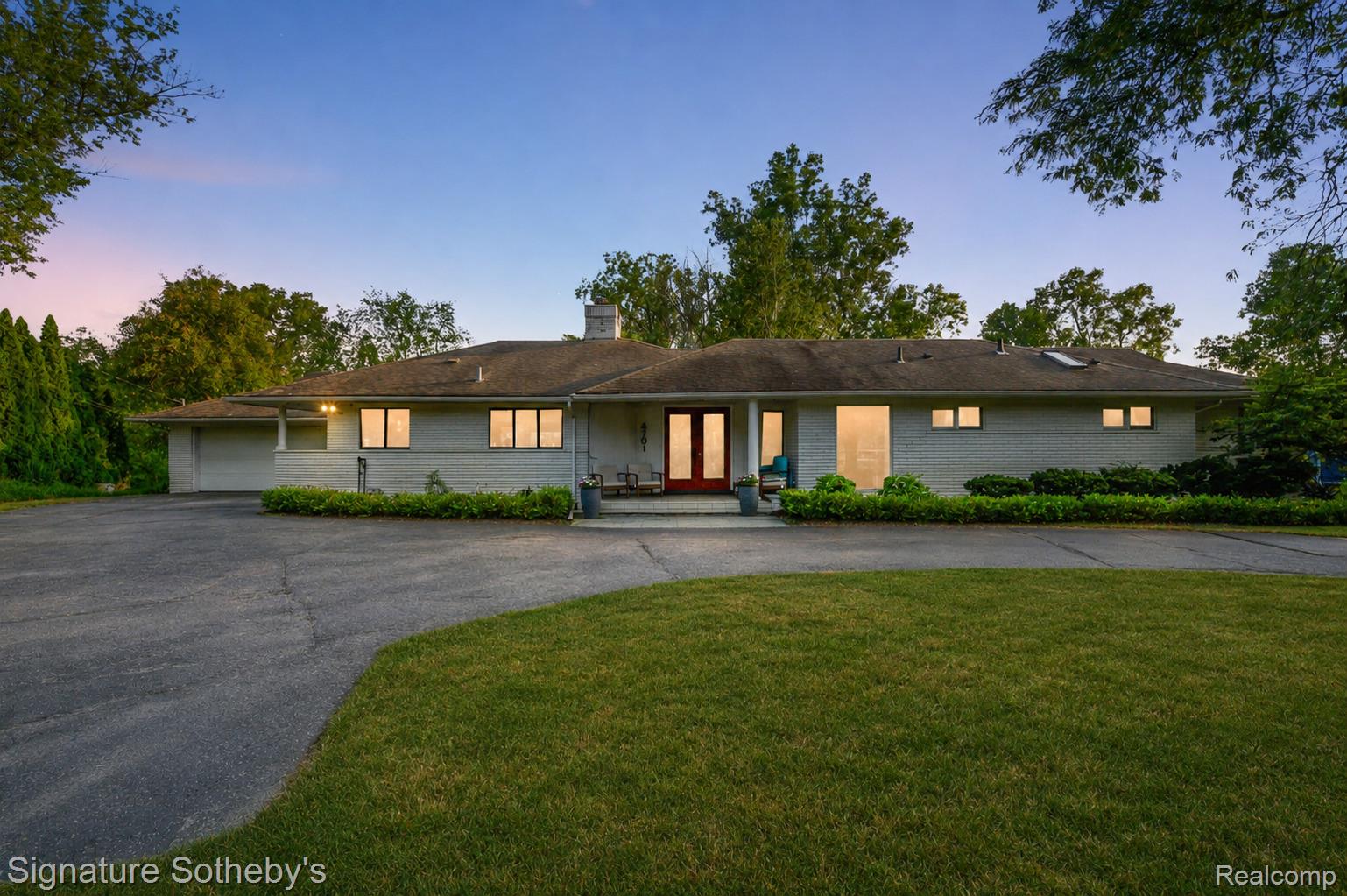 4701 W Maple Road Property Photo 1