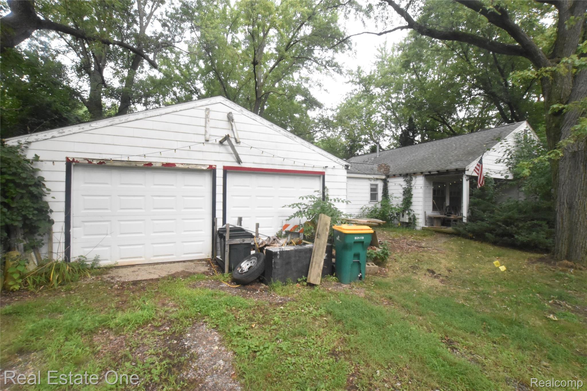 3482 W Maple Road Property Photo 2