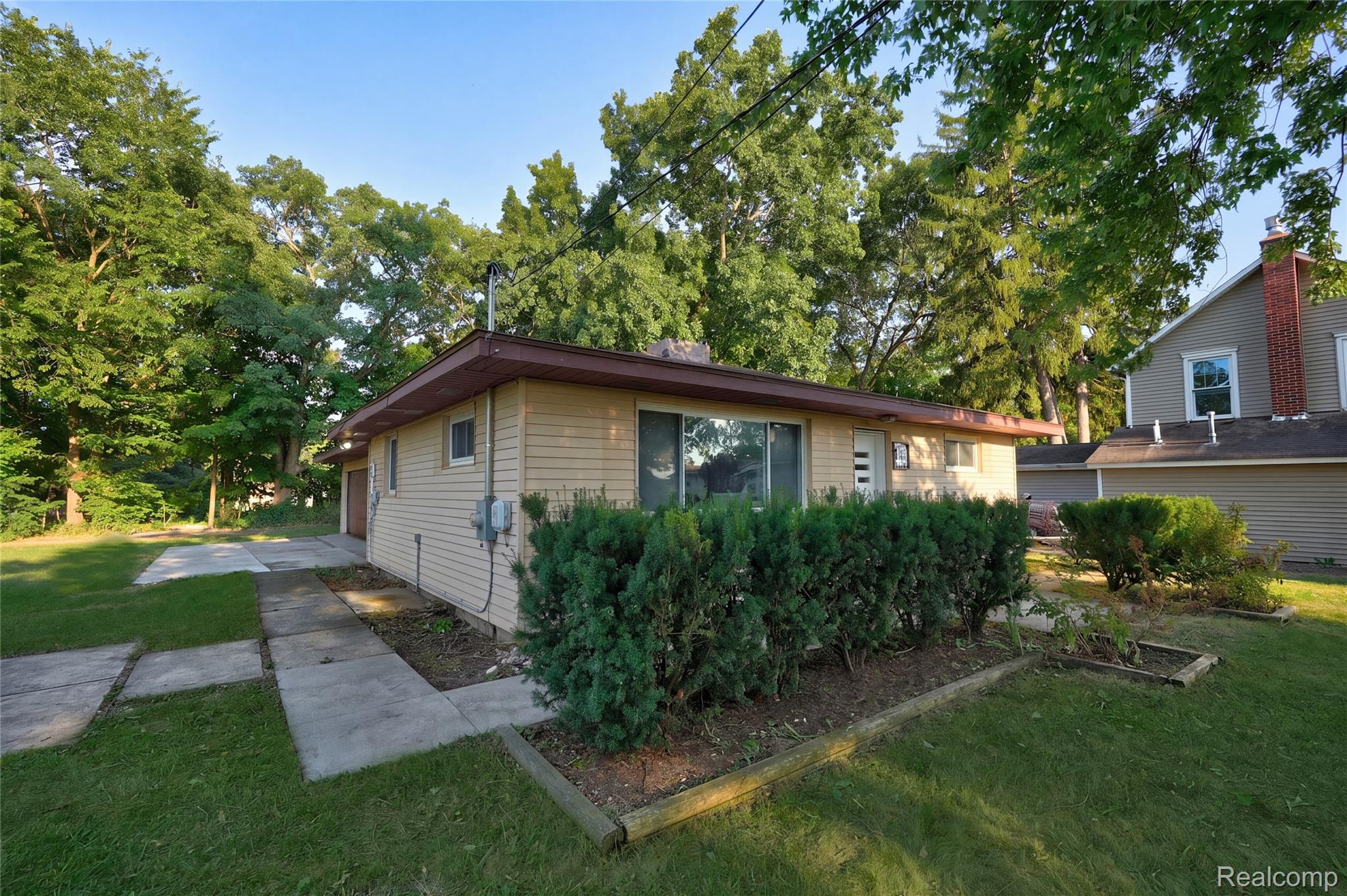 6220 Wertz Property Photo 4