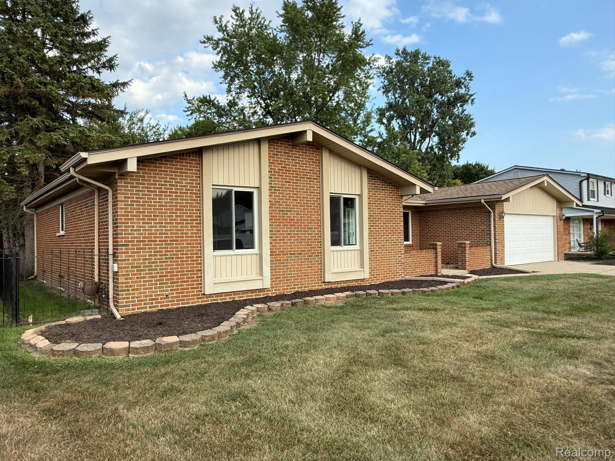 39232 Donahue Drive Property Photo 2