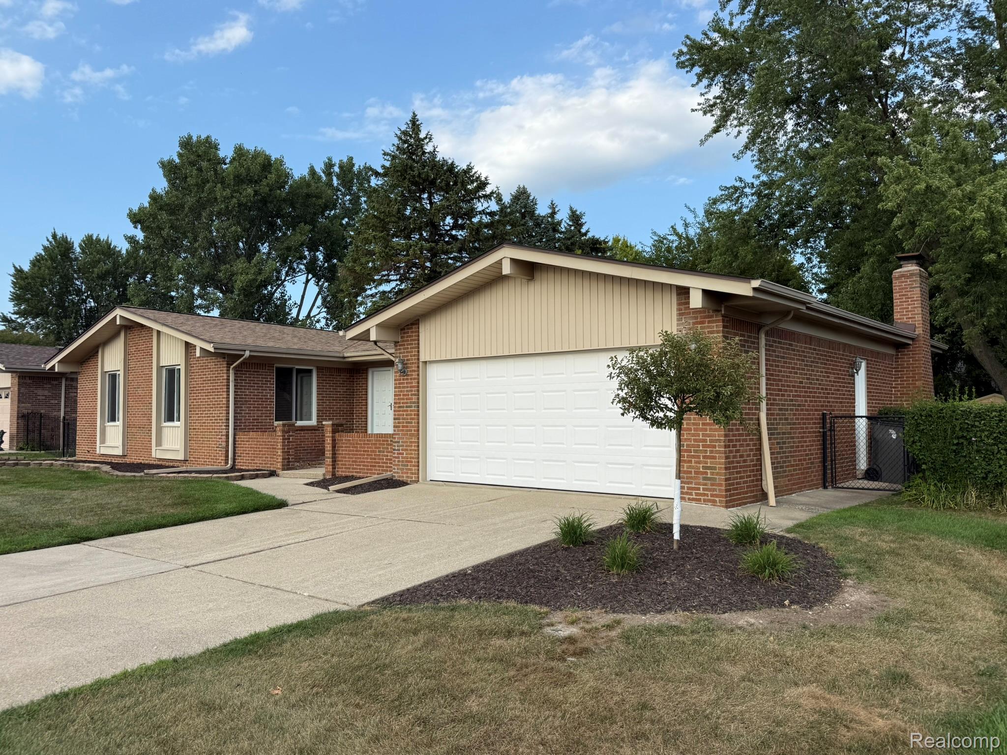 39232 Donahue Drive Property Photo 3