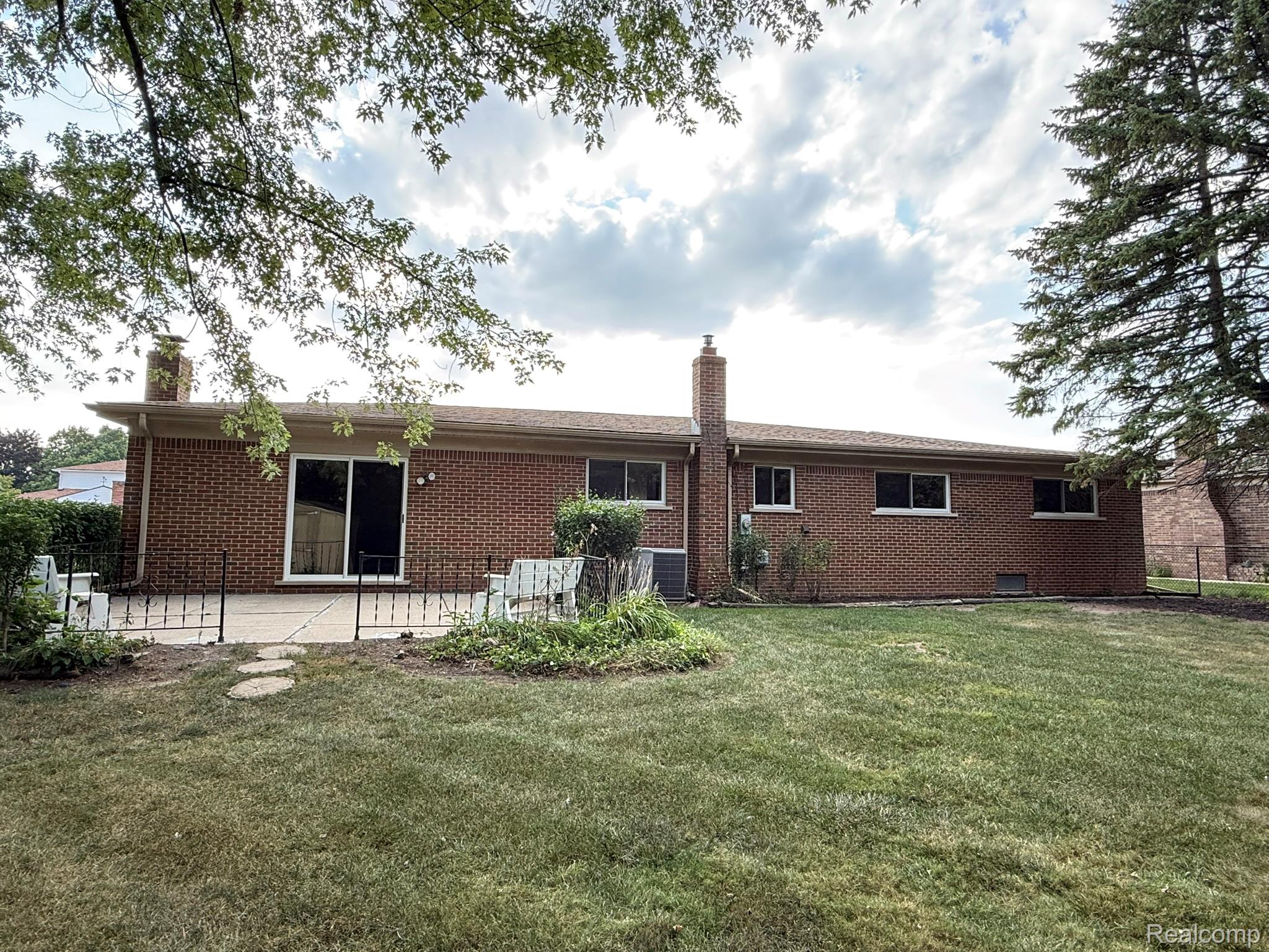 39232 Donahue Drive Property Photo 6