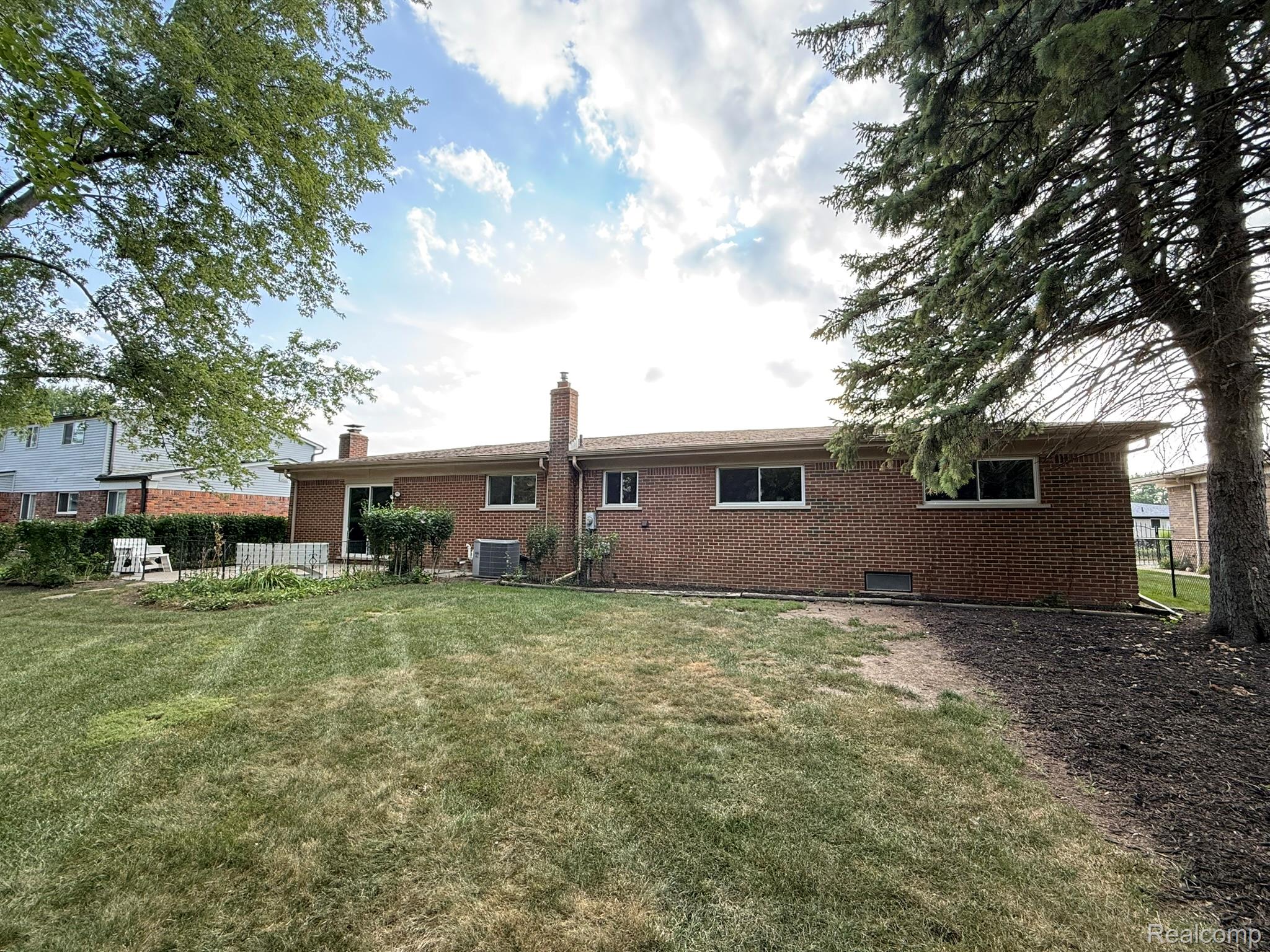 39232 Donahue Drive Property Photo 7