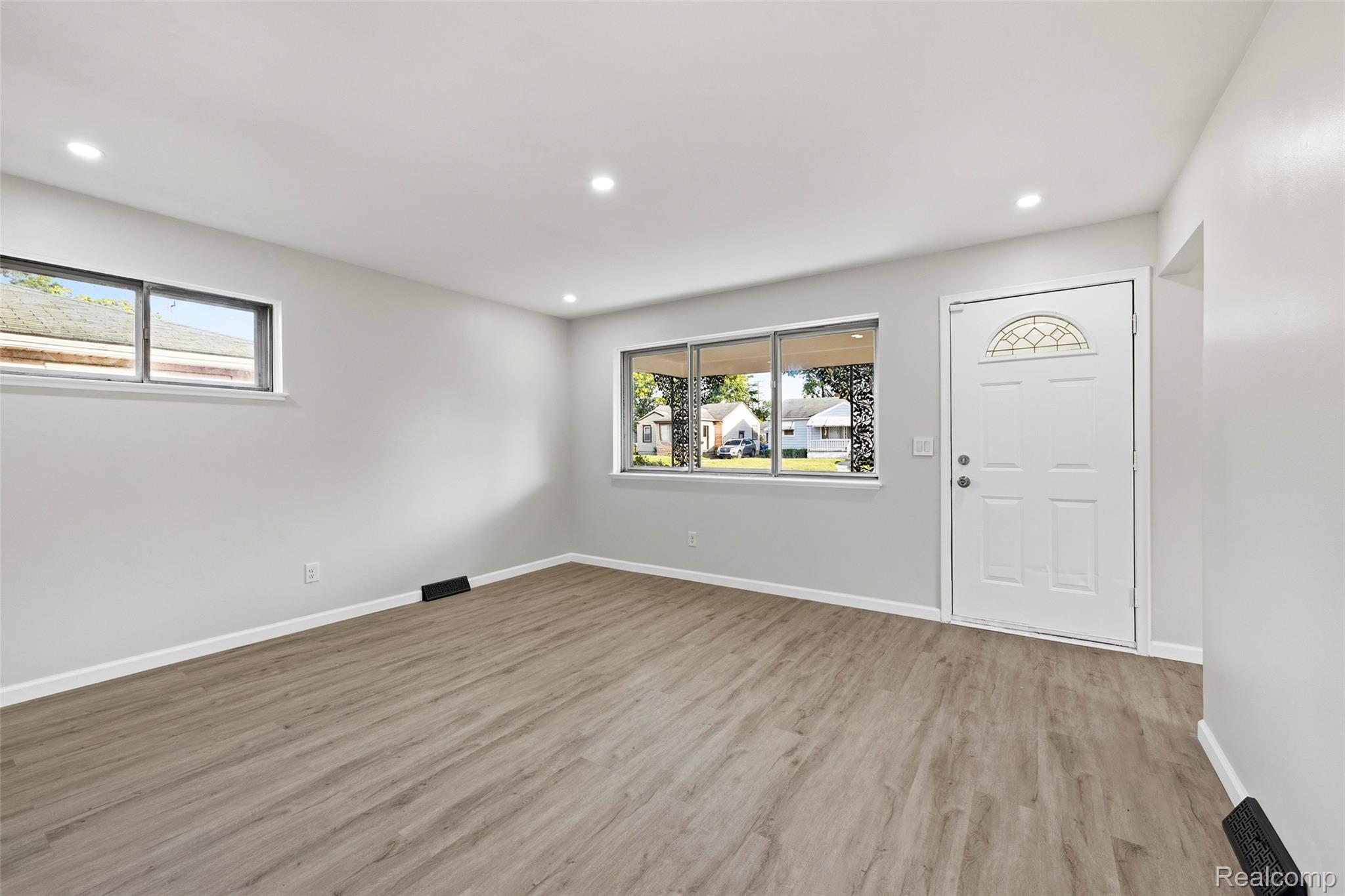 26703 Norfolk Street Property Photo 6