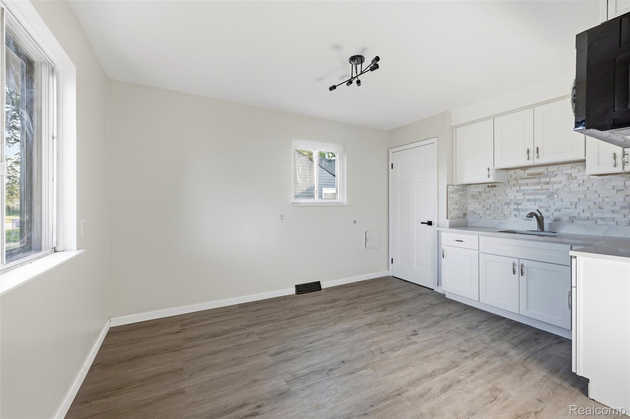 26703 Norfolk Street Property Photo 7