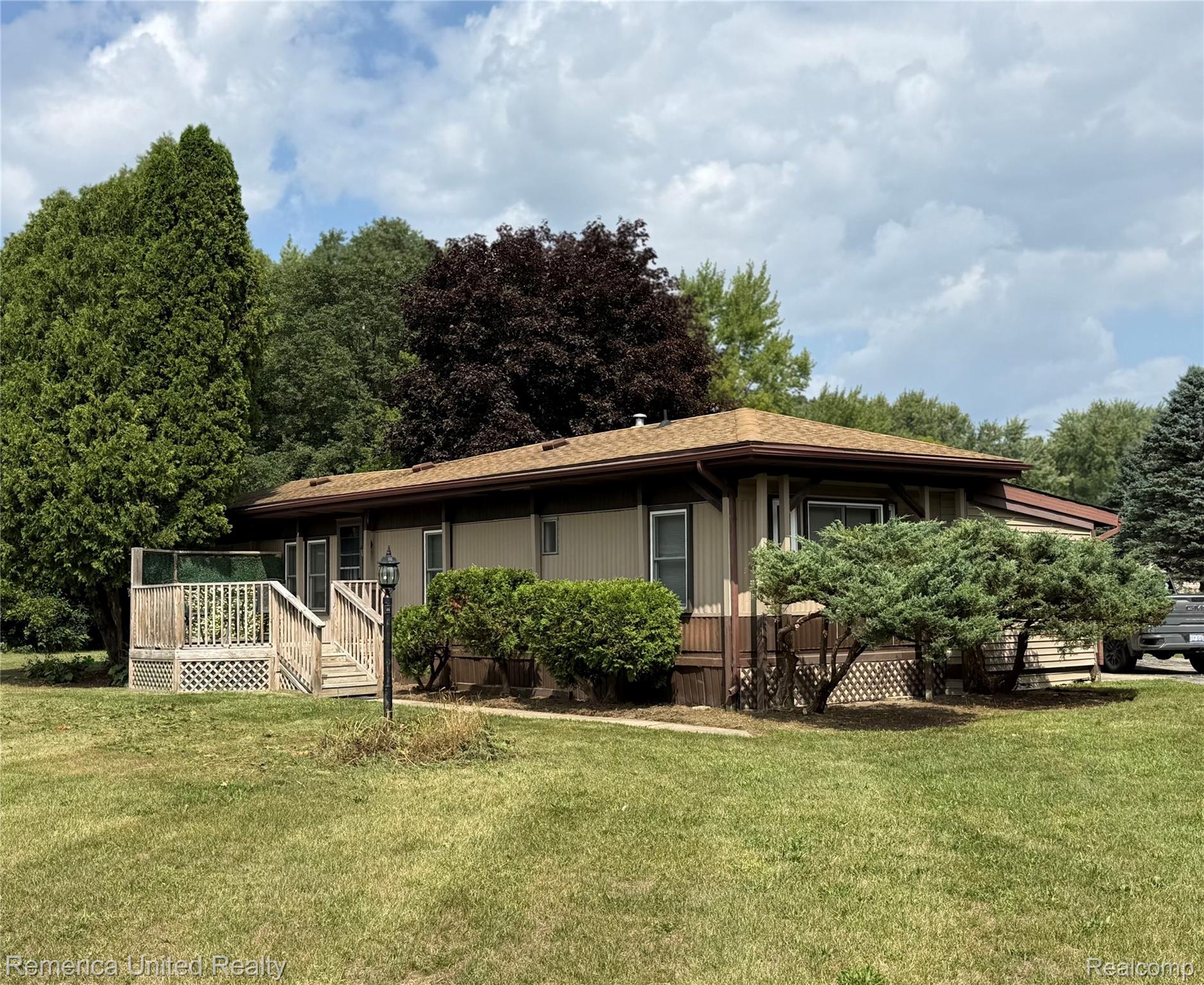 679 Menominee Drive Property Photo 2