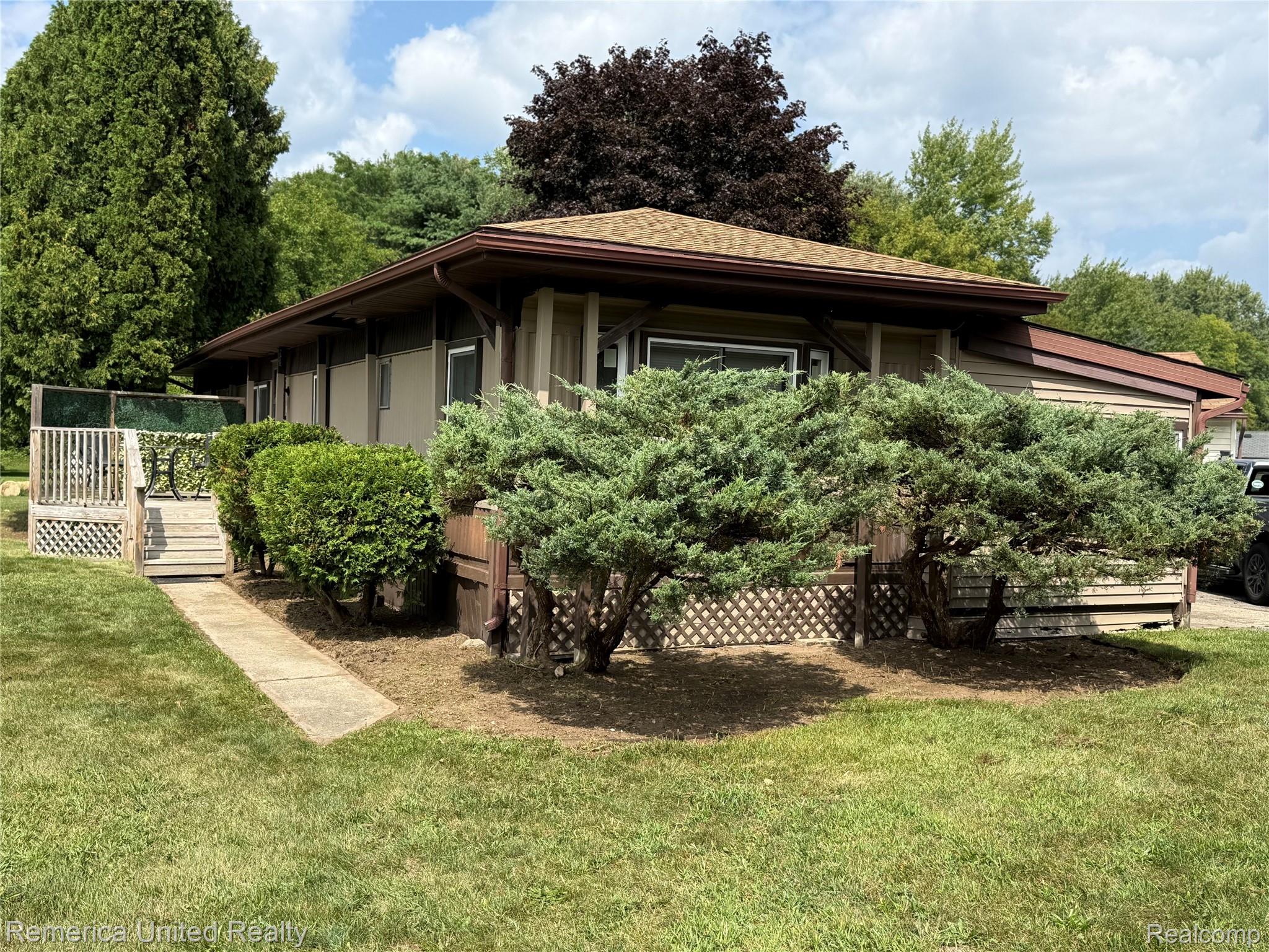 679 Menominee Drive Property Photo 3
