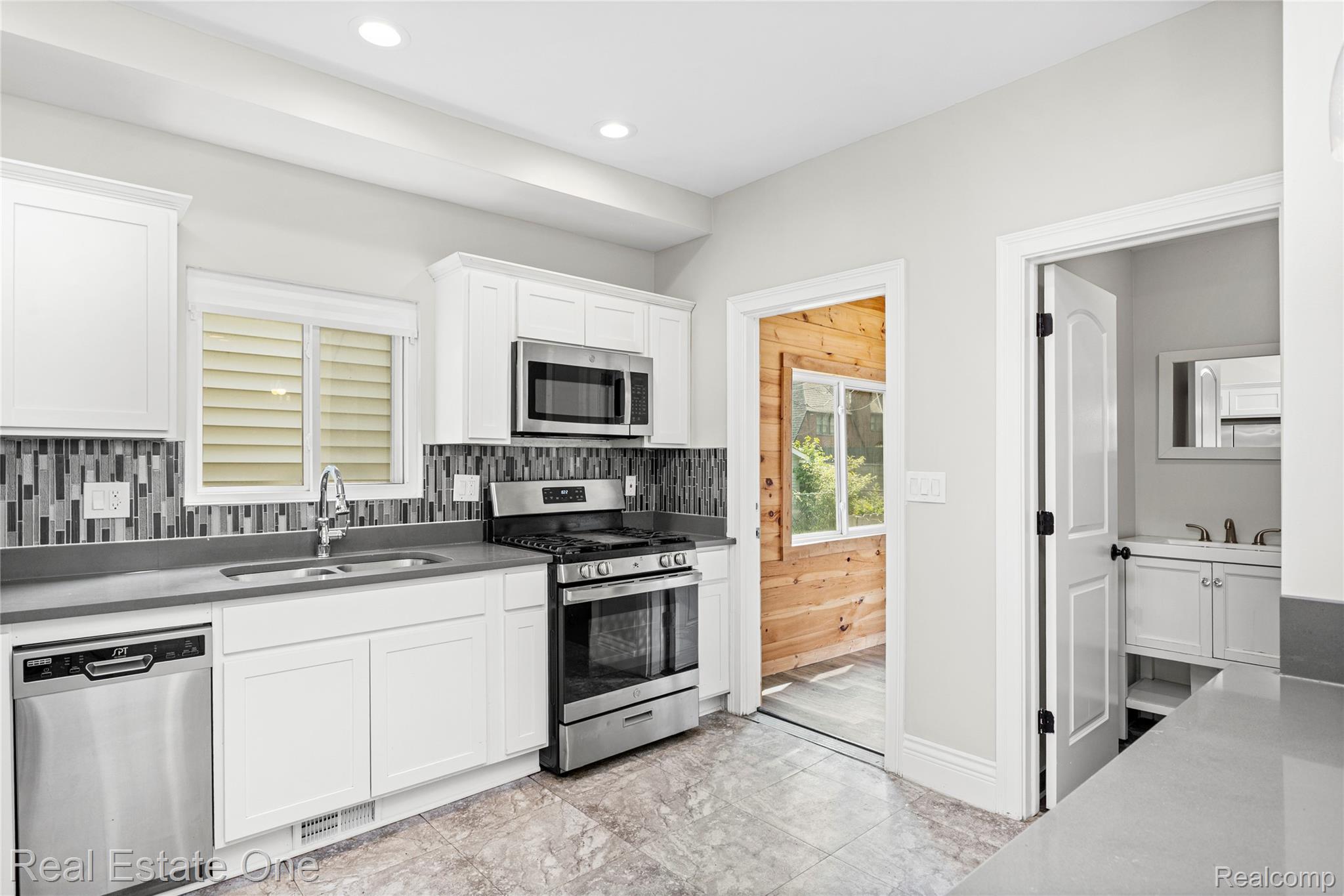 2493 Fischer Property Photo 18