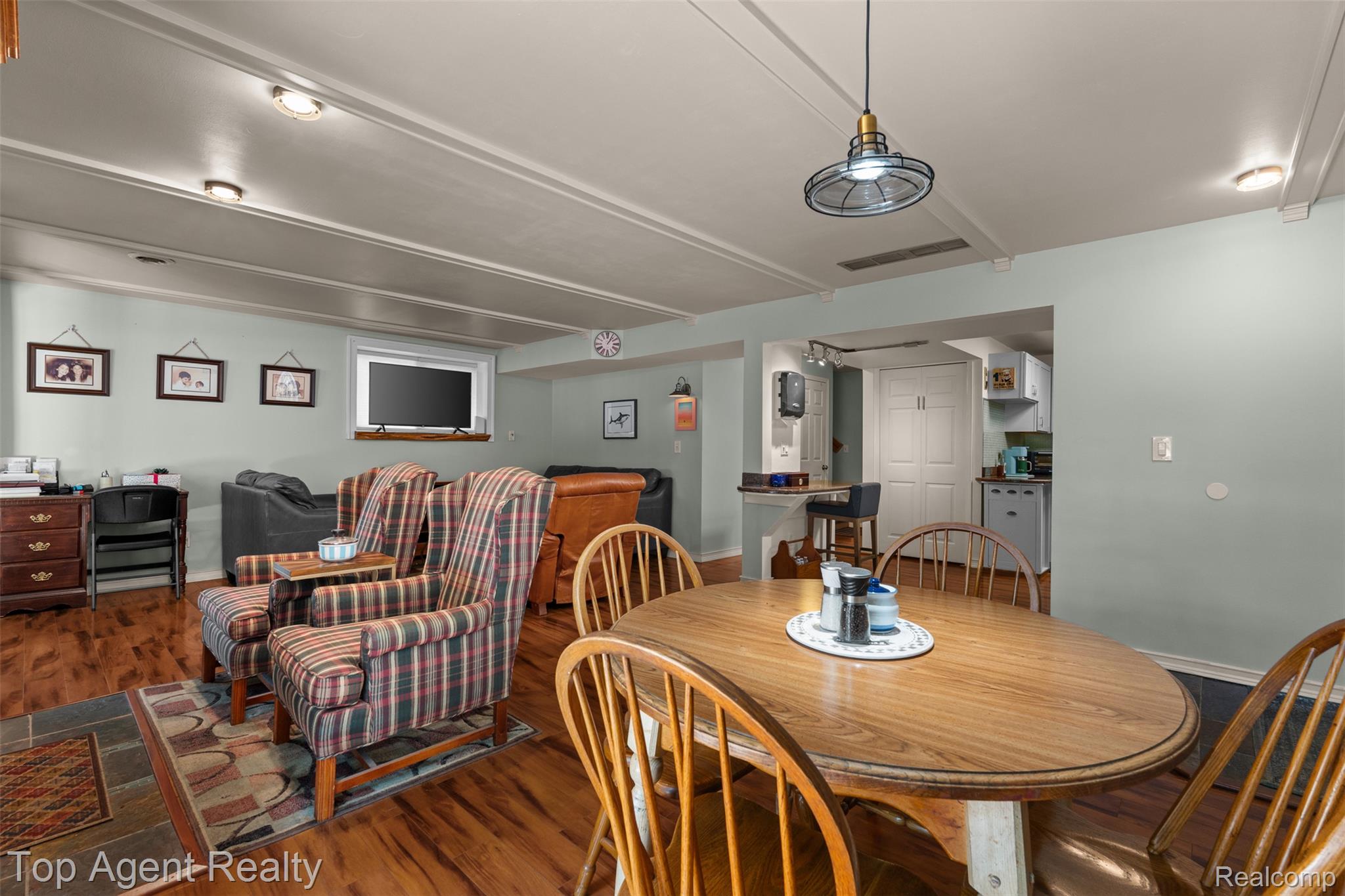 312 Beach Drive Property Photo 7